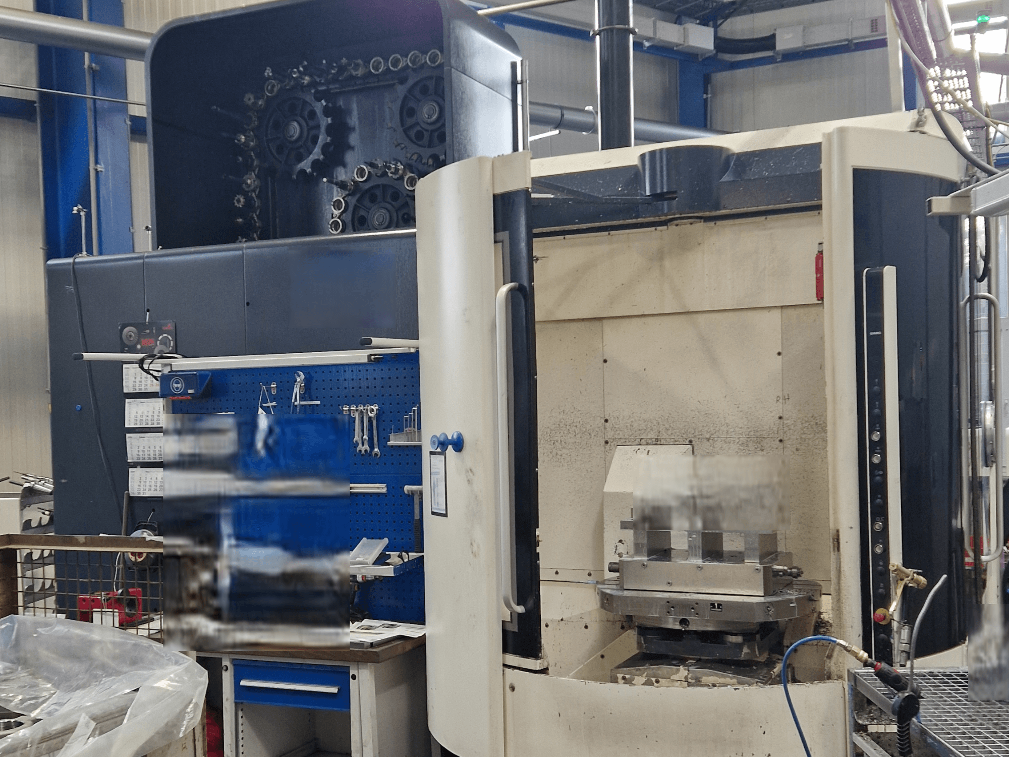 DMG DMC80U DuoBlock universaalne töötlemiskeskus, esivaade, kus on näidatud juhtpaneel ja tööala koos tööriistade tarvikutega.