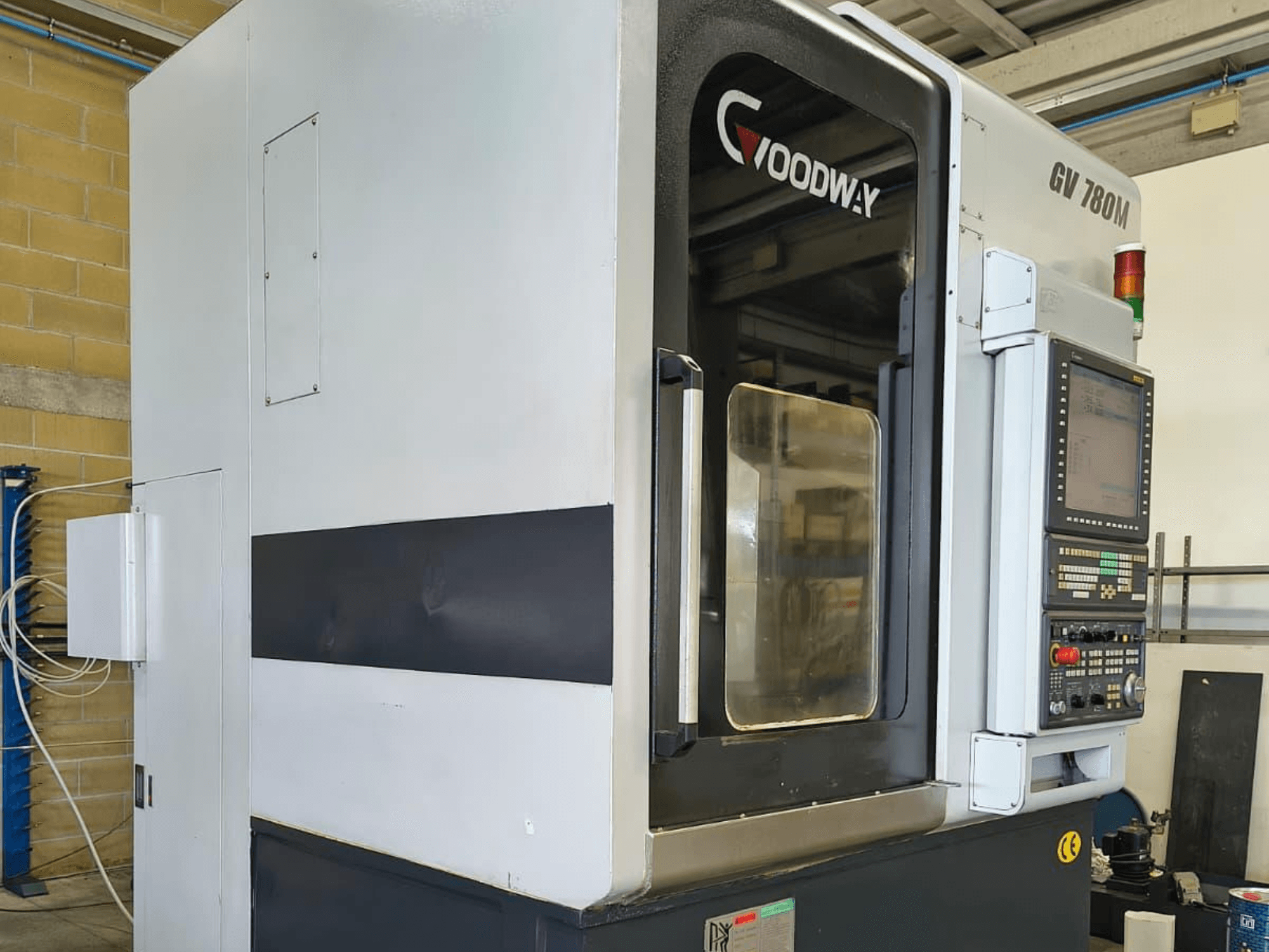 Goodway GV 780 M vertikaalne treipink, külgvaade, kus on näidatud juhtpaneel, turvaelemendid ja puhas väliskujundus.