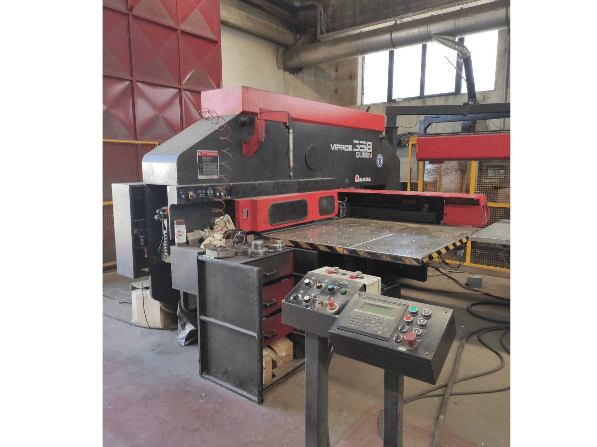 Masina AMADA VIPROS 358 eestvaade