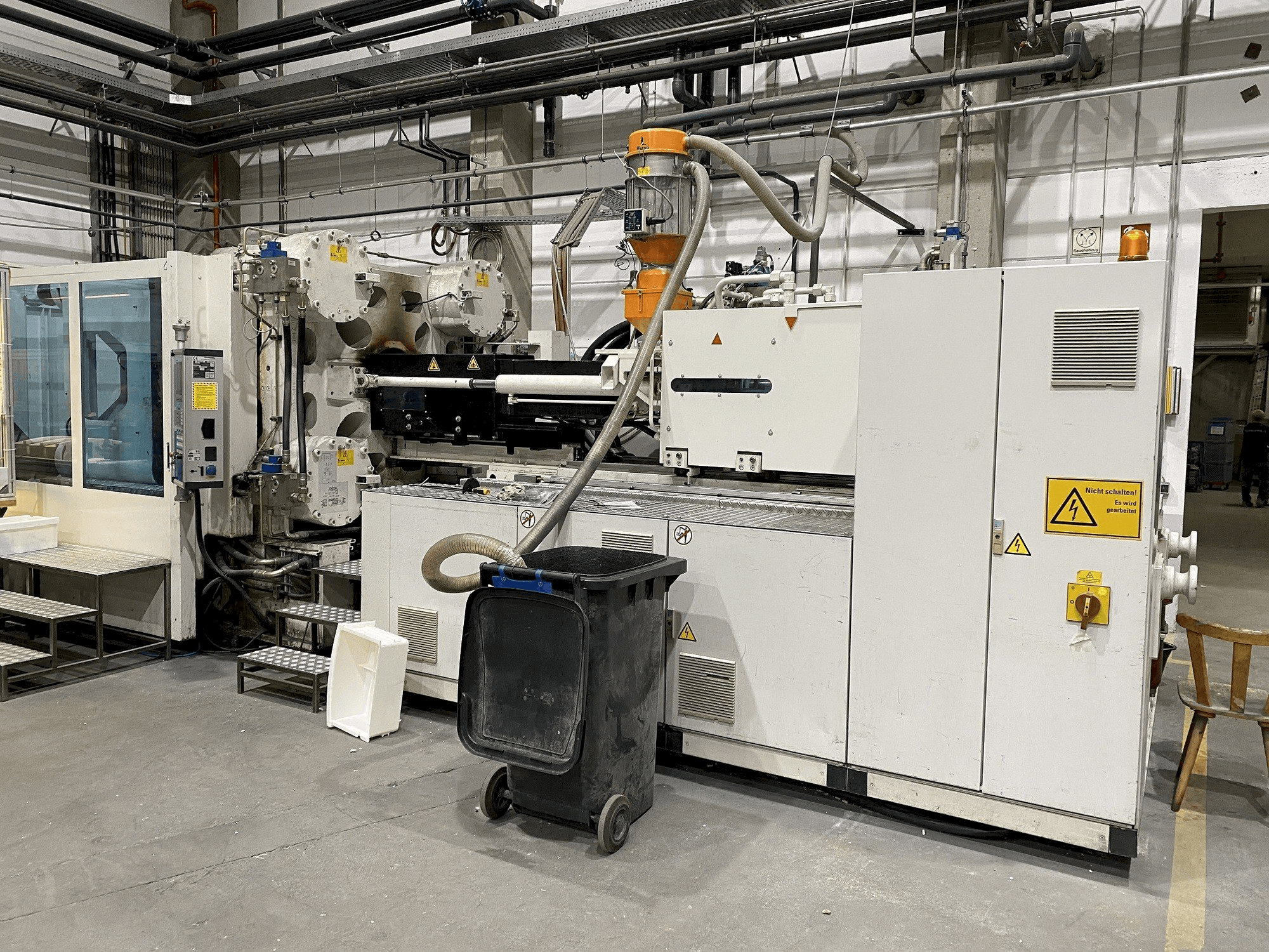 Masina Battenfeld HM 800 2P/5400 eestvaade