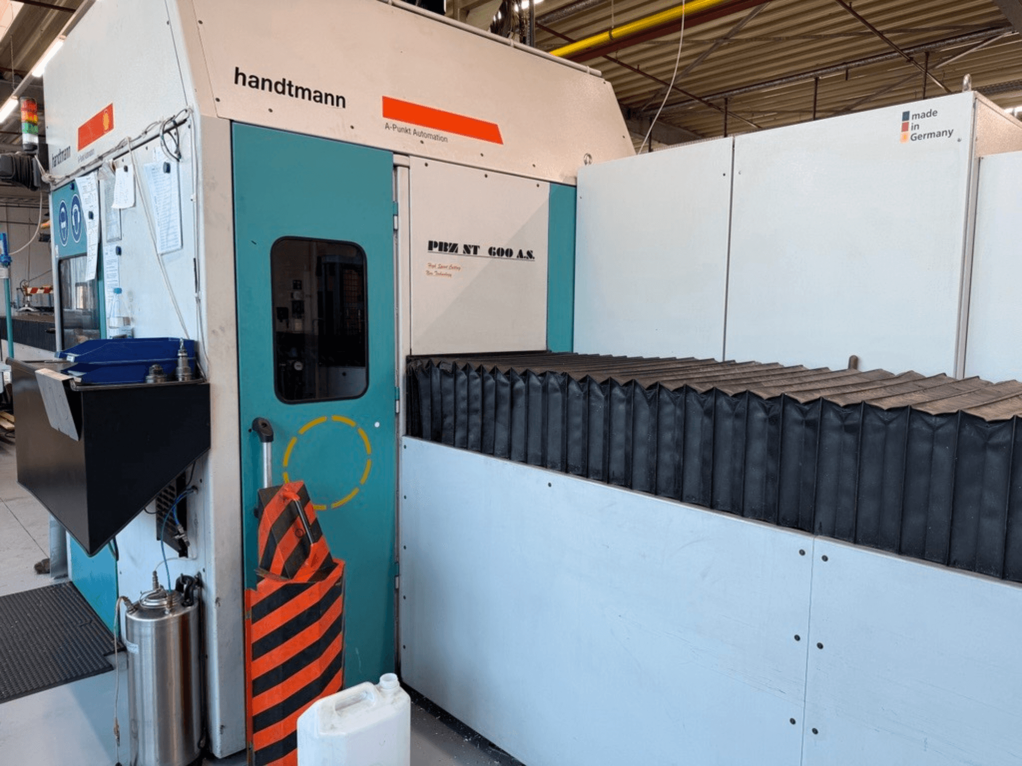 Handtmanni PBZ NT 600 AS püstfreespingi esivaade, millel on tume tööpind ja kaitsepiirdeid.