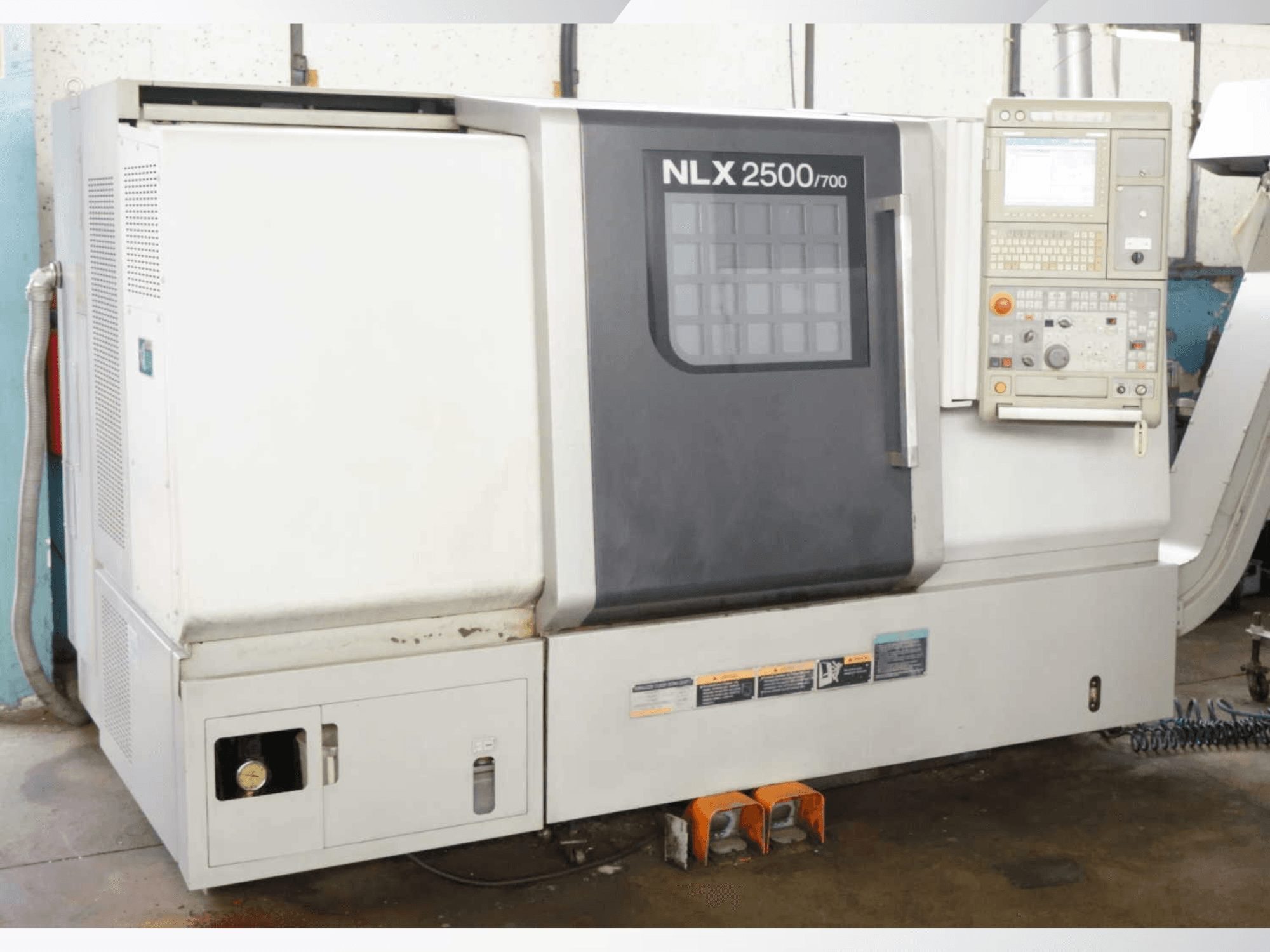 DMG MORI NLX 2500/700 horisontaalne treipink, esivaade, millel on näha juhtpaneel ja masina omadused.