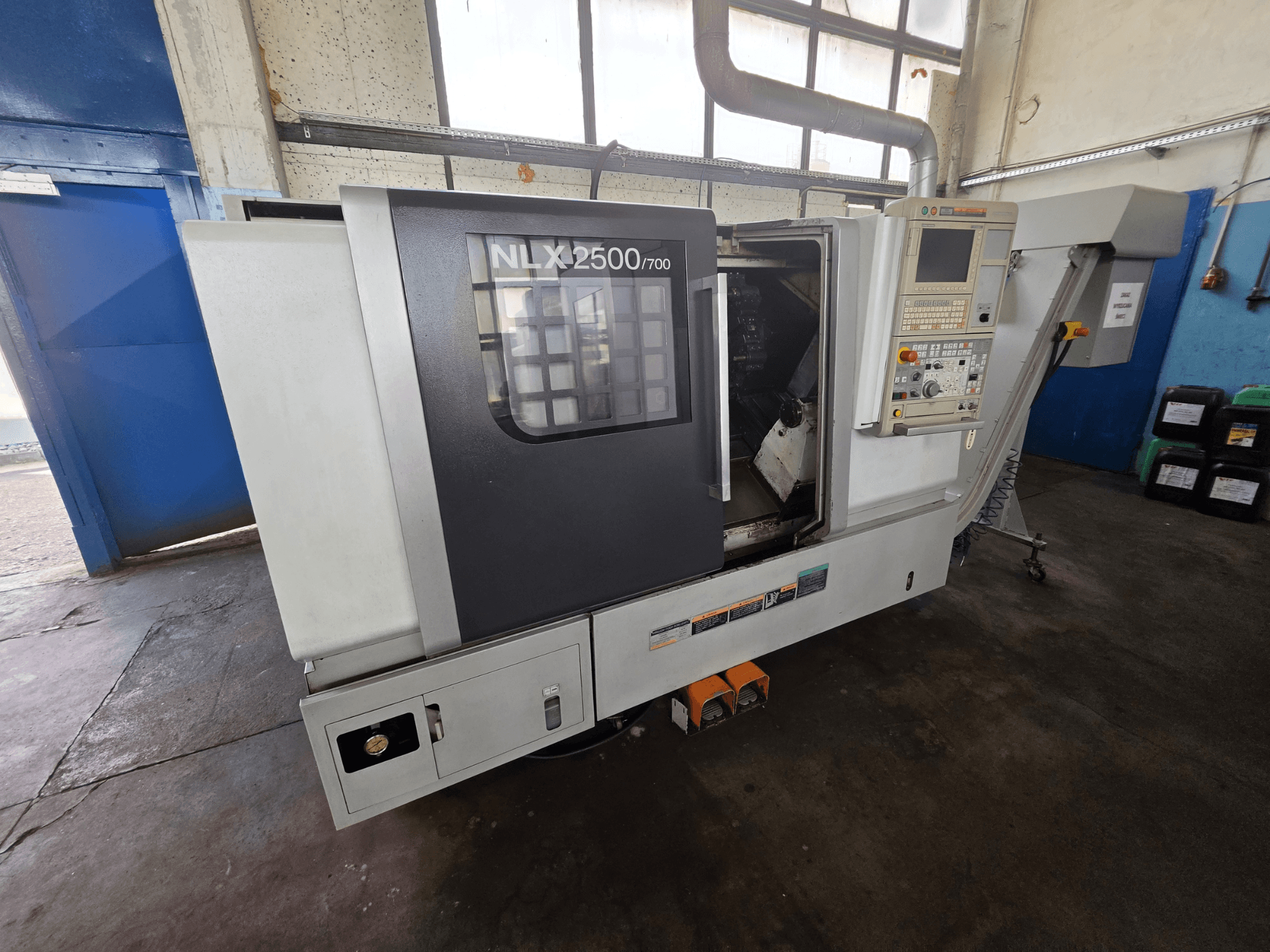 DMG MORI NLX 2500/700 horisontaalne treipink külgvaates, millel on näha juhtpaneel ja töötlemisala.