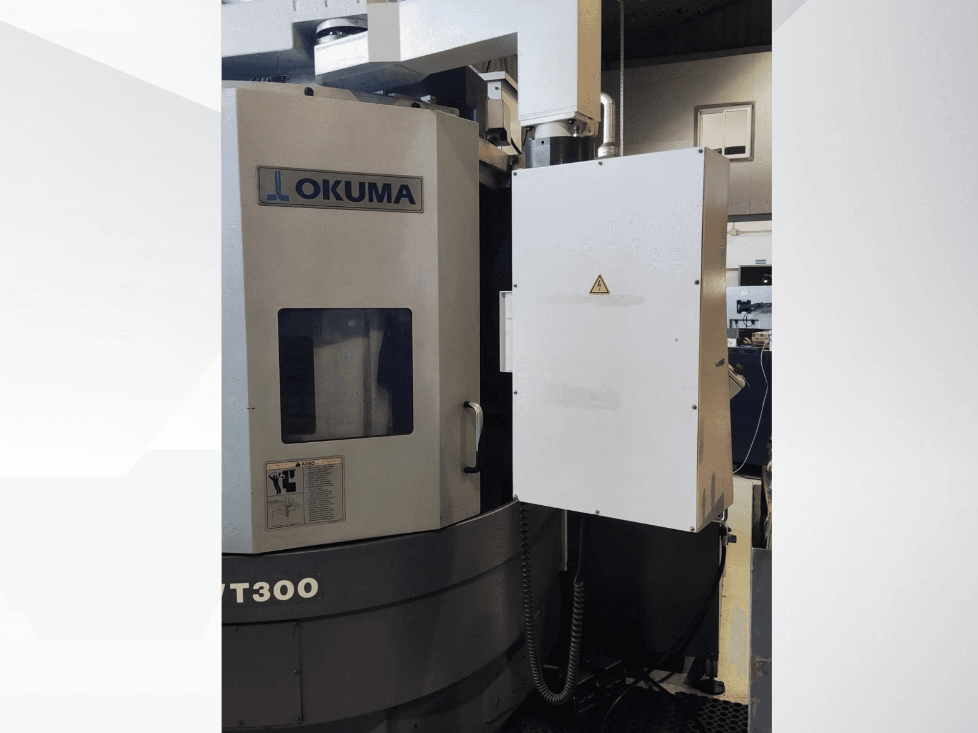 Okuma LVT300 vertikaalne treipink, esiplaan, kus on näidatud juhtpaneel ja märgistatud ohutusseadmed.