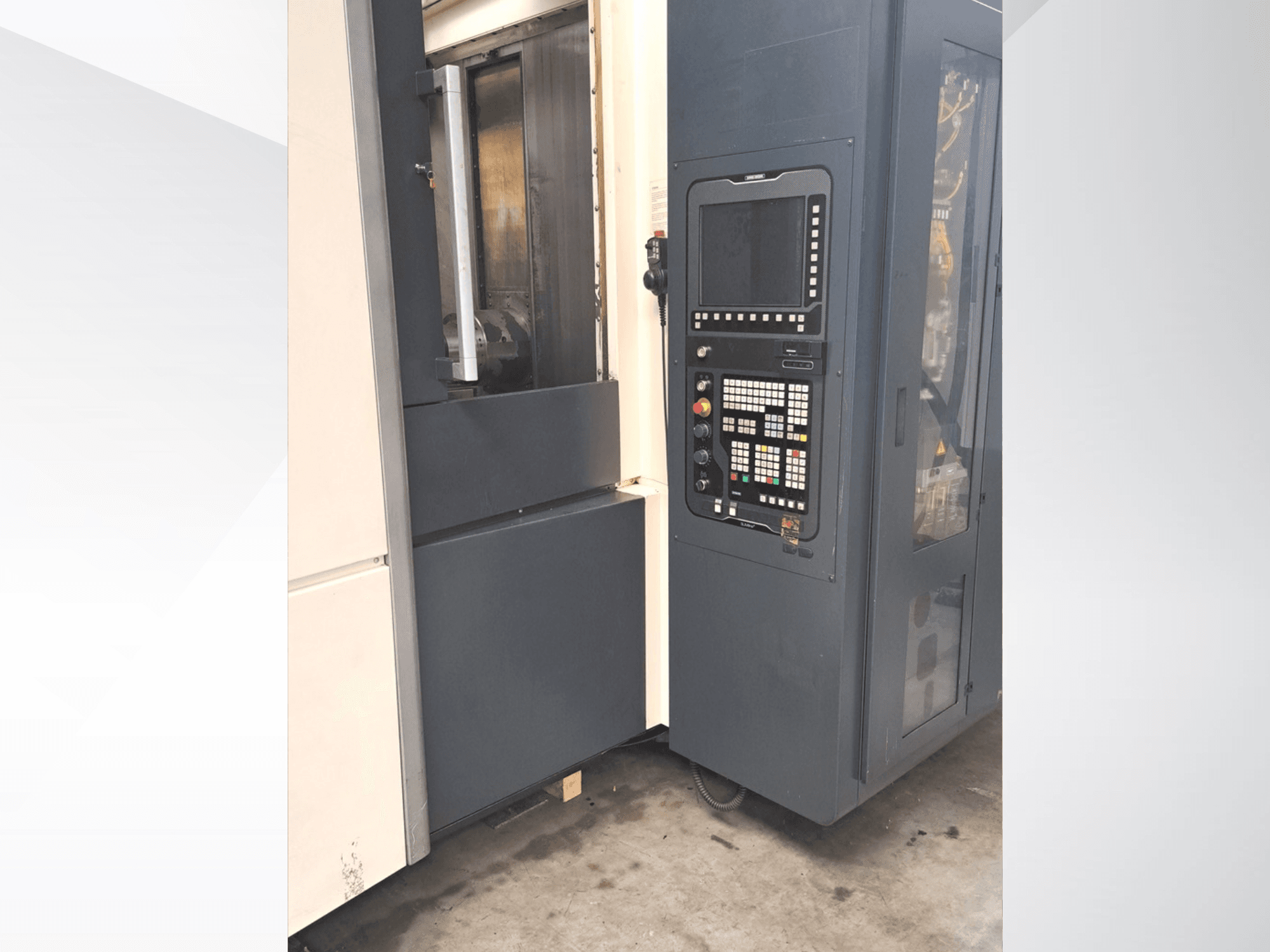 DMG MORI NHX5000 horisontaalne töötlemiskeskus, külgvaade, millel on näha juhtpaneel ja juurdepääsuluuk.