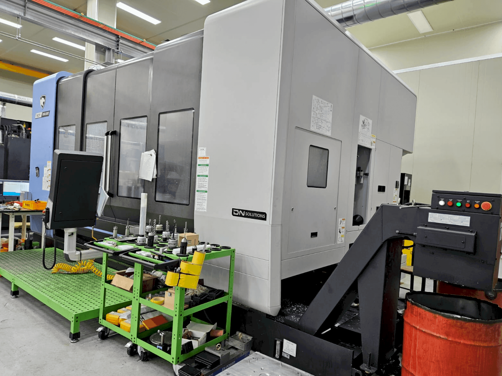 Masina DN SOLUTIONS VCF 850LSRII eestvaade