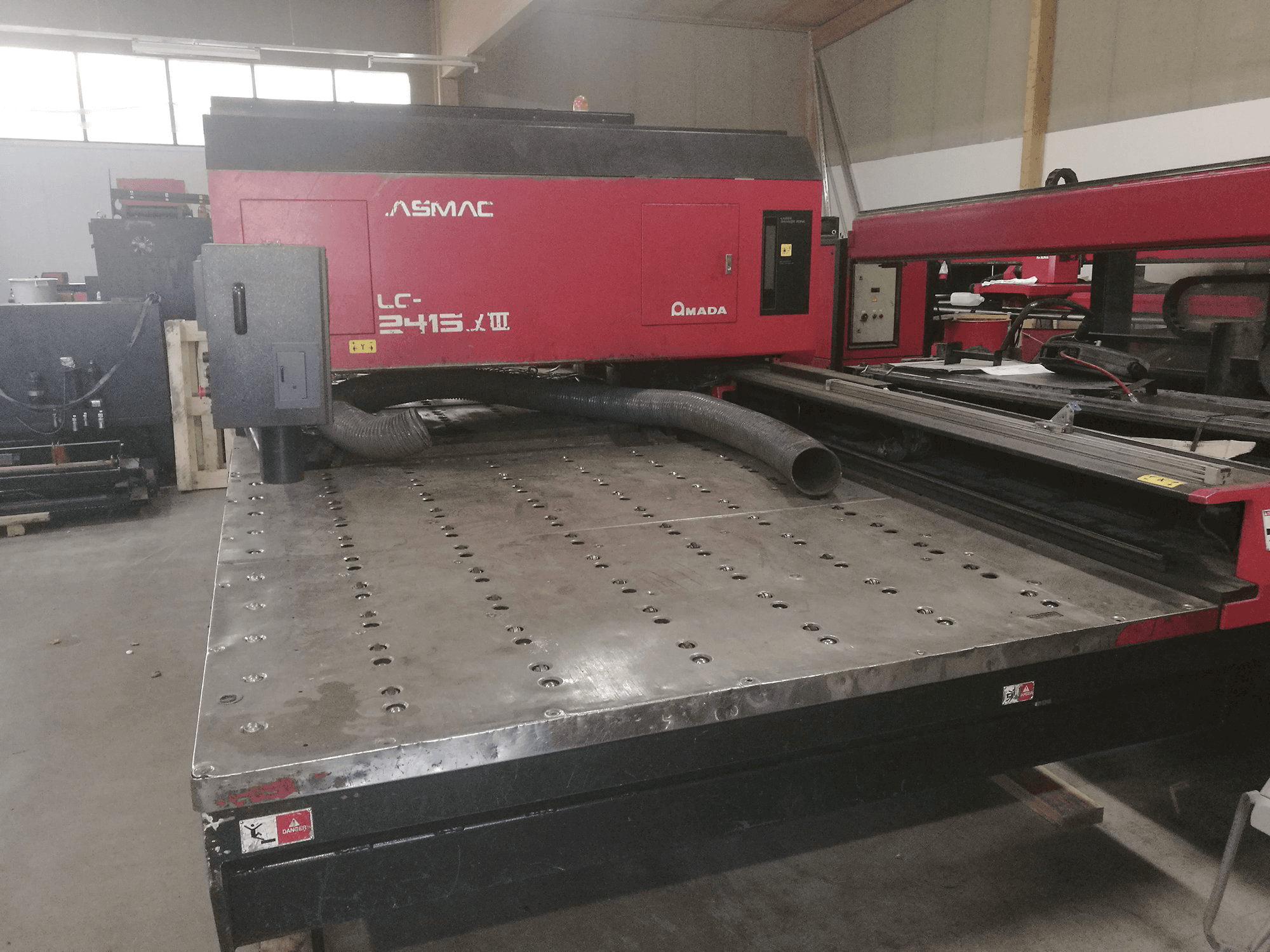Masina AMADA LC 2415 α3 eestvaade