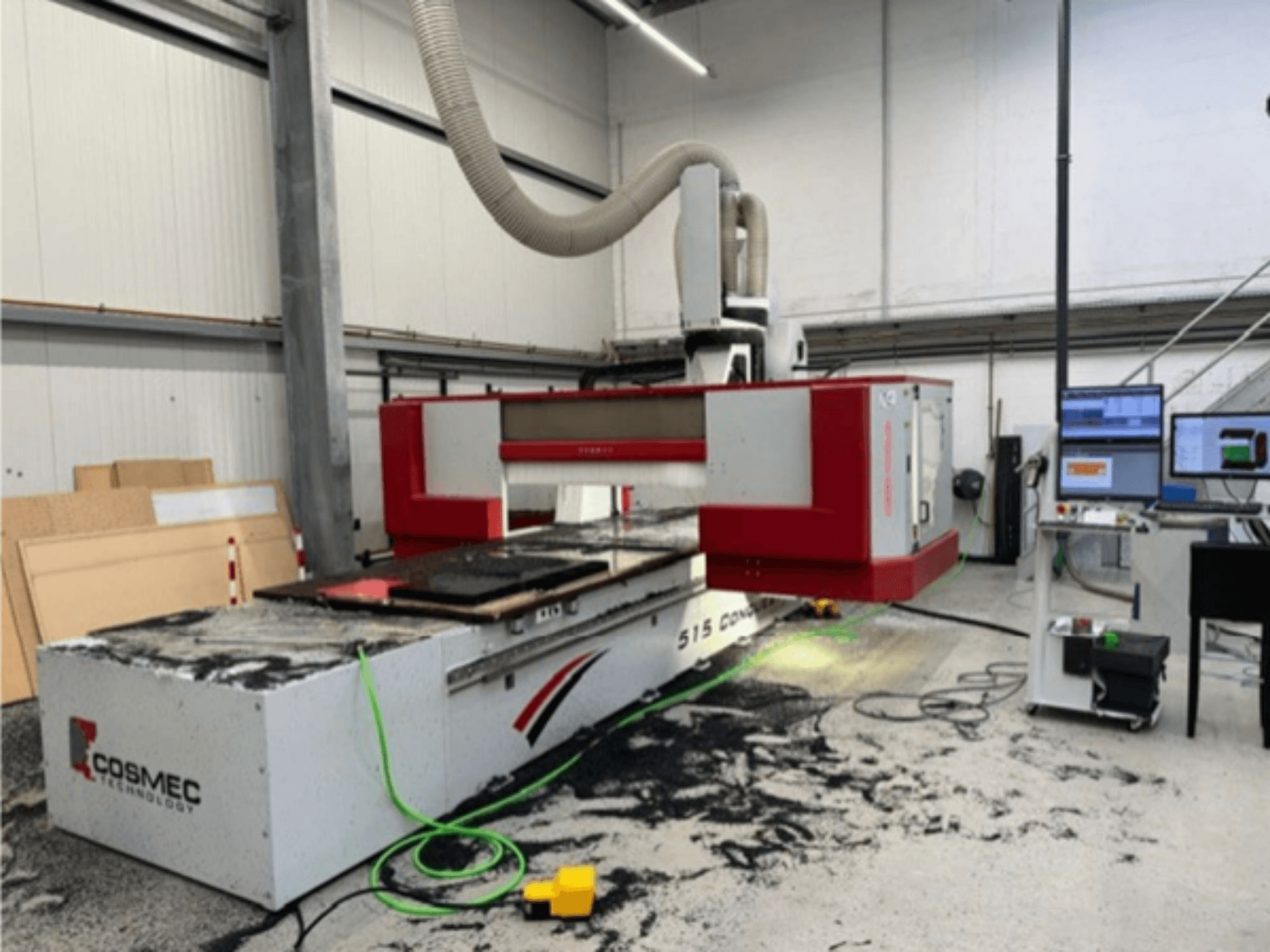 Cosmec 515 CNC-tööpingi töökojas koos arvutiterminaliga, esiplaanil ja pinnale puistatud tolm.
