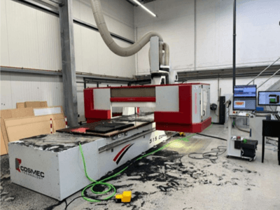 Cosmec 515 CNC-tööpingi töökojas koos arvutiterminaliga, esiplaanil ja pinnale puistatud tolm.