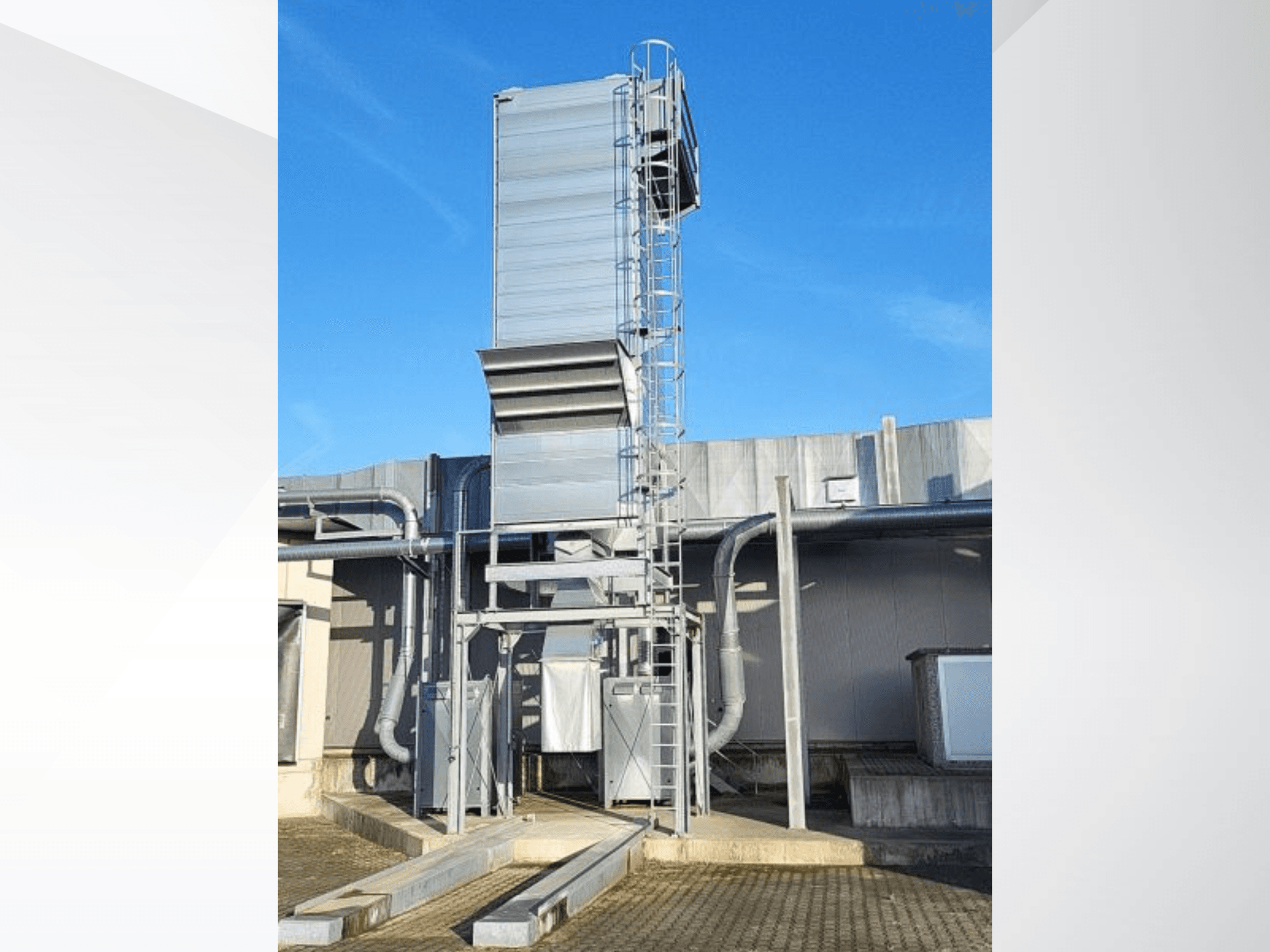 SCHUKO Solo-160-2323/30/182/BD puidutöötlusmasin eestpoolt vaadatuna, kus on näha metallkonstruktsioon ja juurdepääsutrepp.