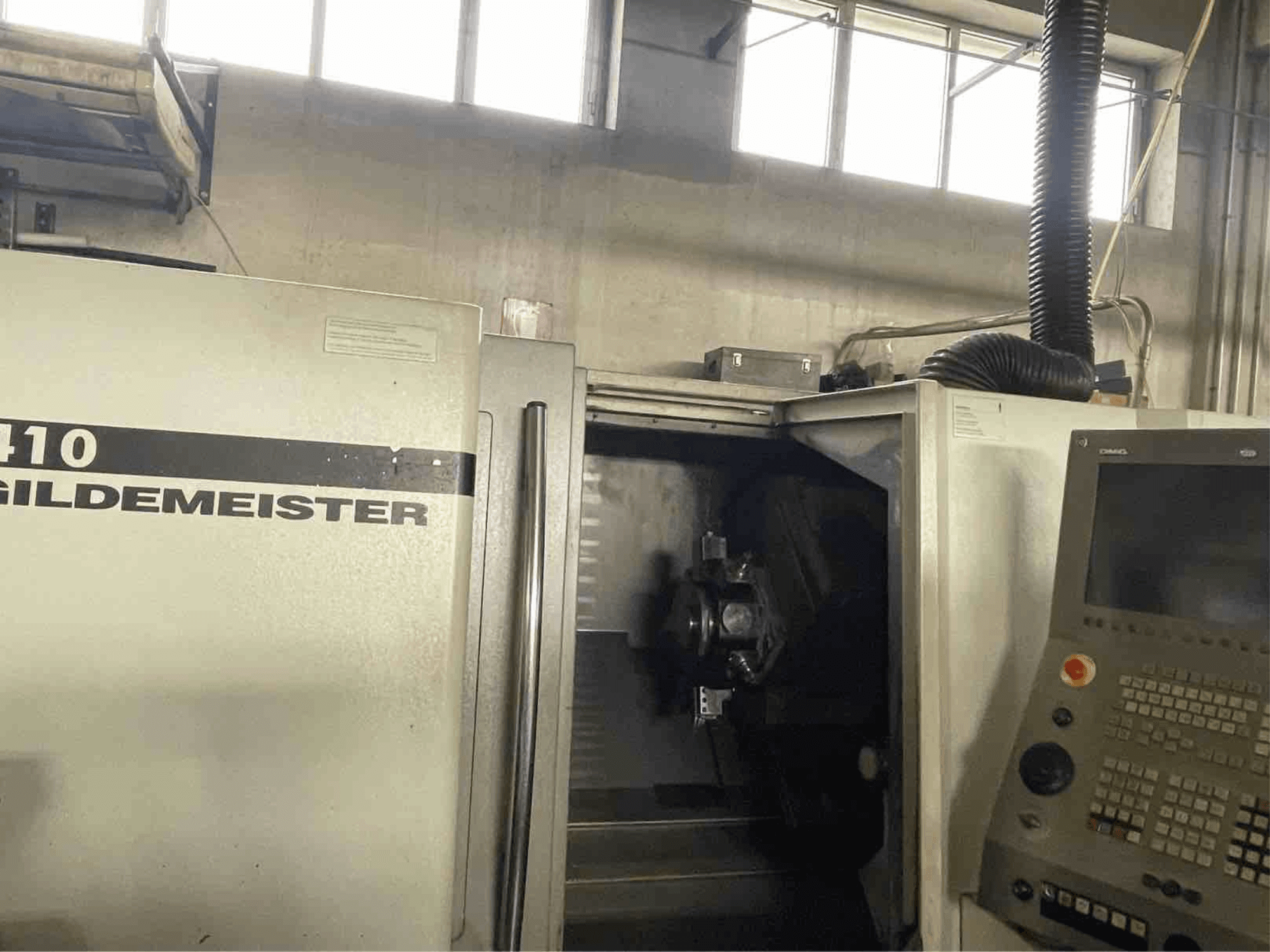 DMG CTX410 horisontaalne treipink, esivaade, kus on näidatud juhtpaneel ja nähtavad töötluskomponendid sees.