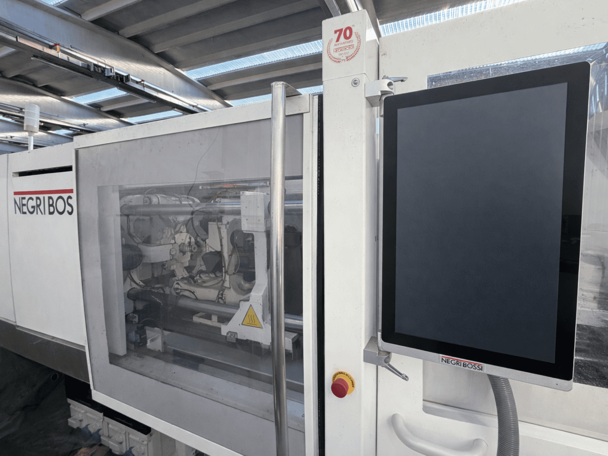 Negri Bossi ELE 80 elektriline survevalu masin, esikülg koos juhtimisekraani ja nähtavate sisekomponentidega.
