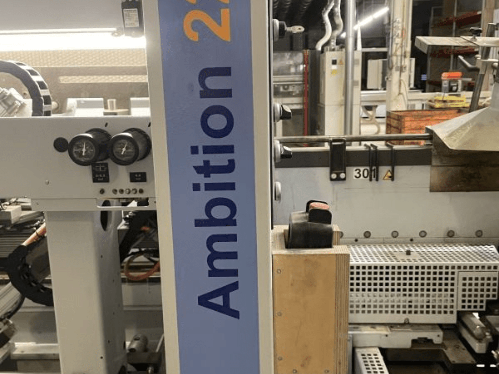 HOMAG KAL 210 Ambition 2264 servalõikuri esivaade, kus on näidatud dialid, juhtimisseadmed ja kaubamärgiga märgistatud külgpaneel.