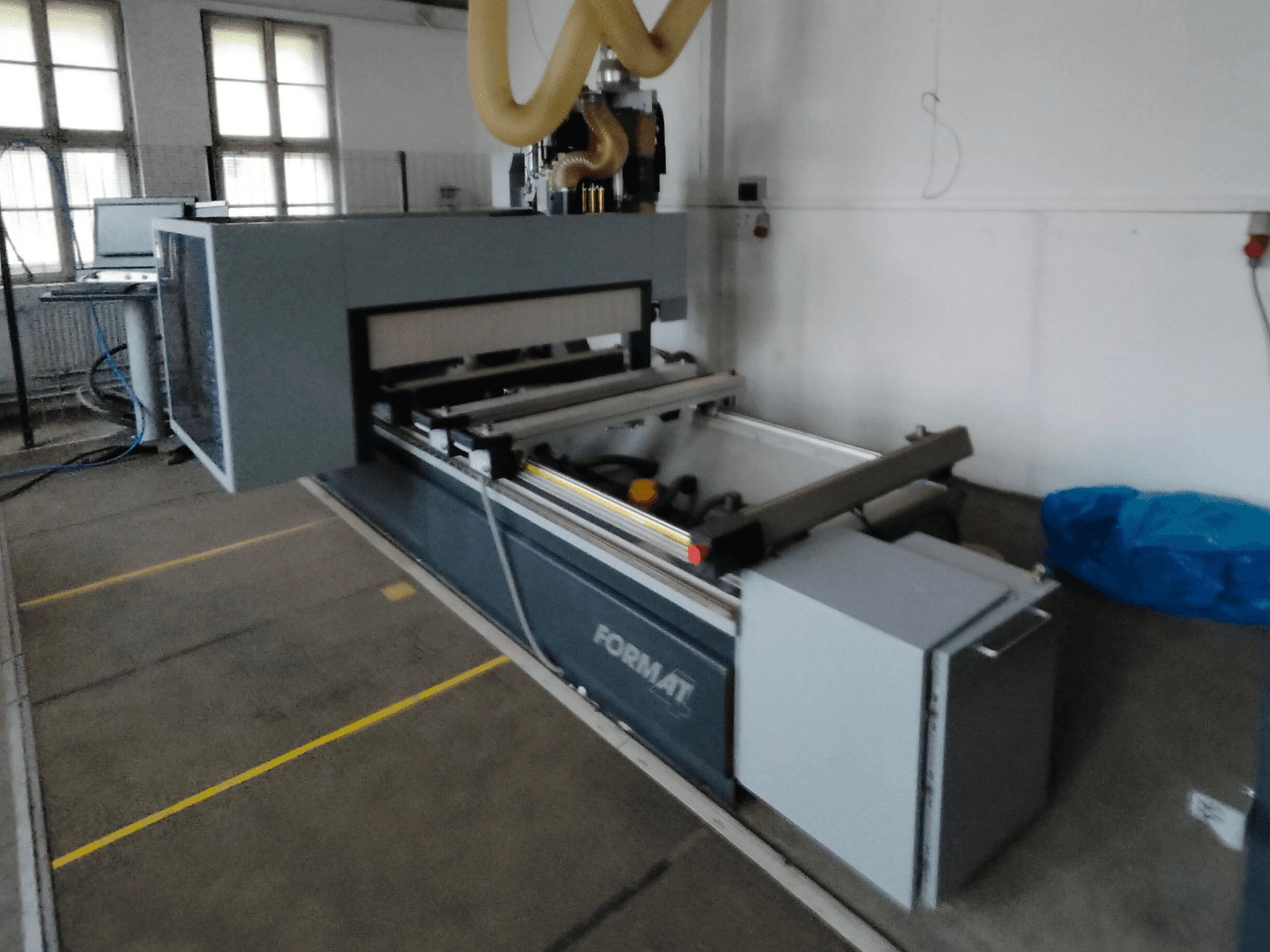 Esiküljepilt halli korpusega Format CNC-pingist, millel on juhtrööpad ja nähtav juhtpaneel.