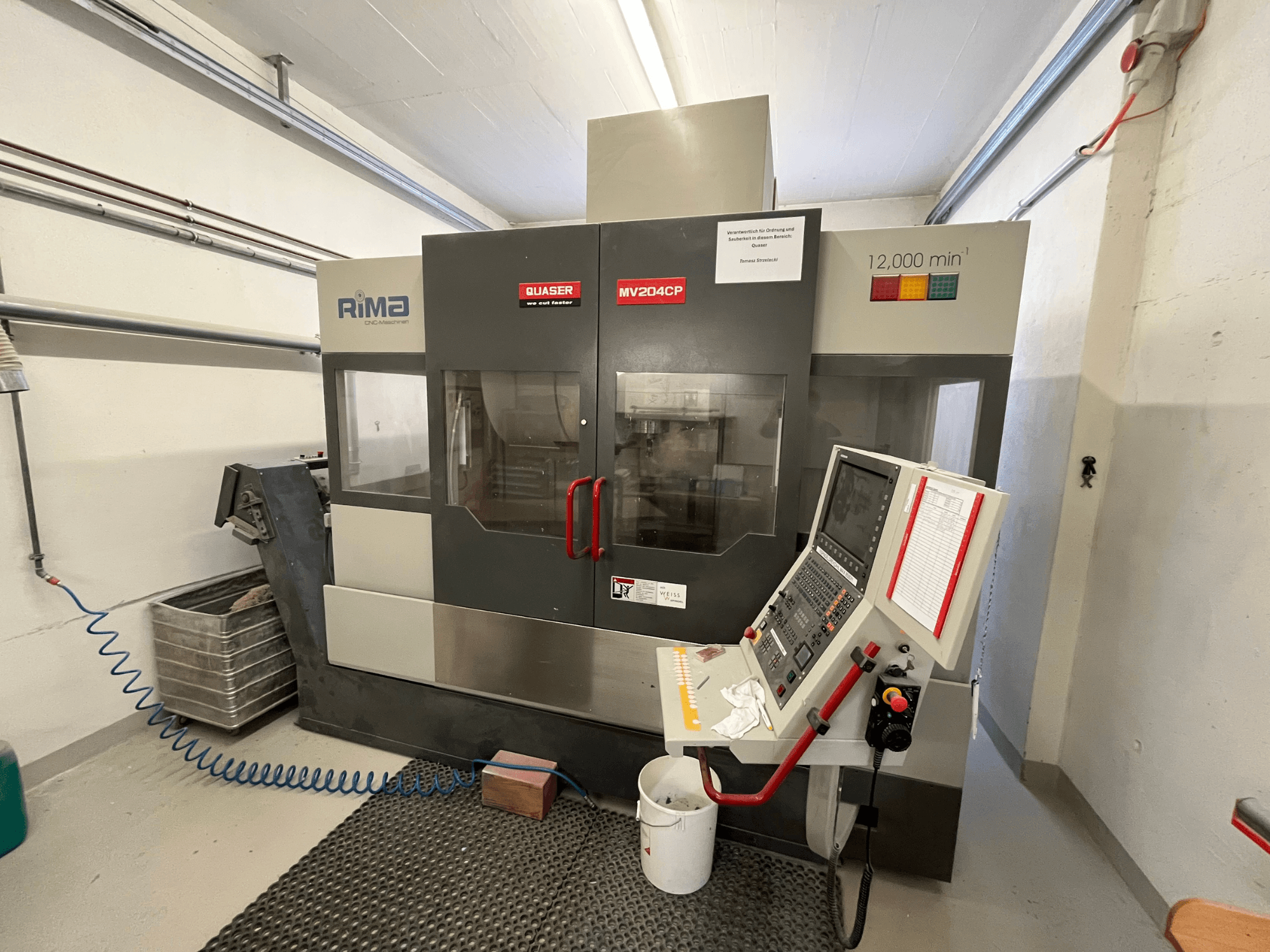 Quaser MV-204 CP vertikaalne töötluskeskus esiplaanilt, kus on näidatud juhtpaneel ja tööpõhimõtted.