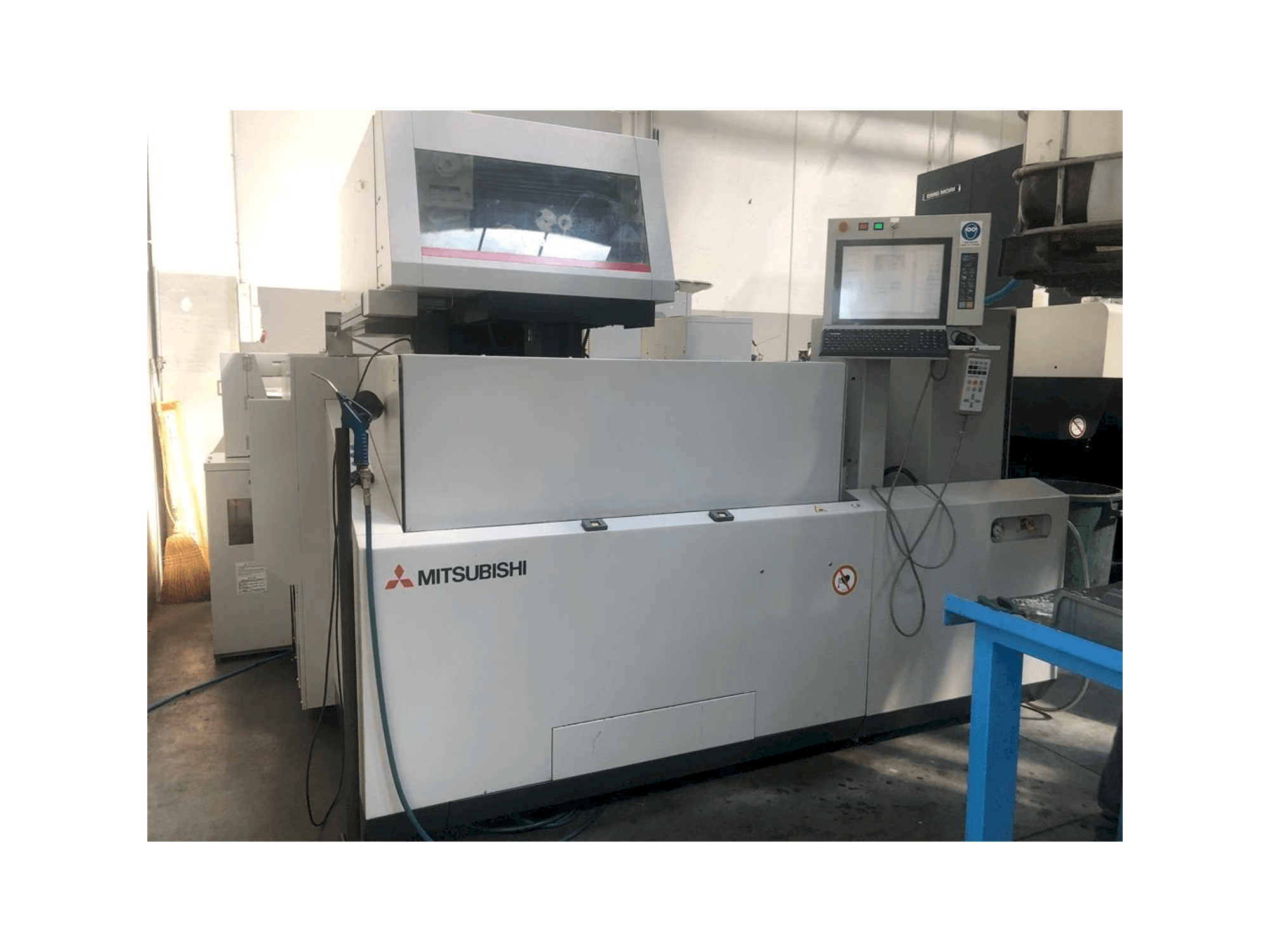 Masina Mitsubishi MV2400S eestvaade