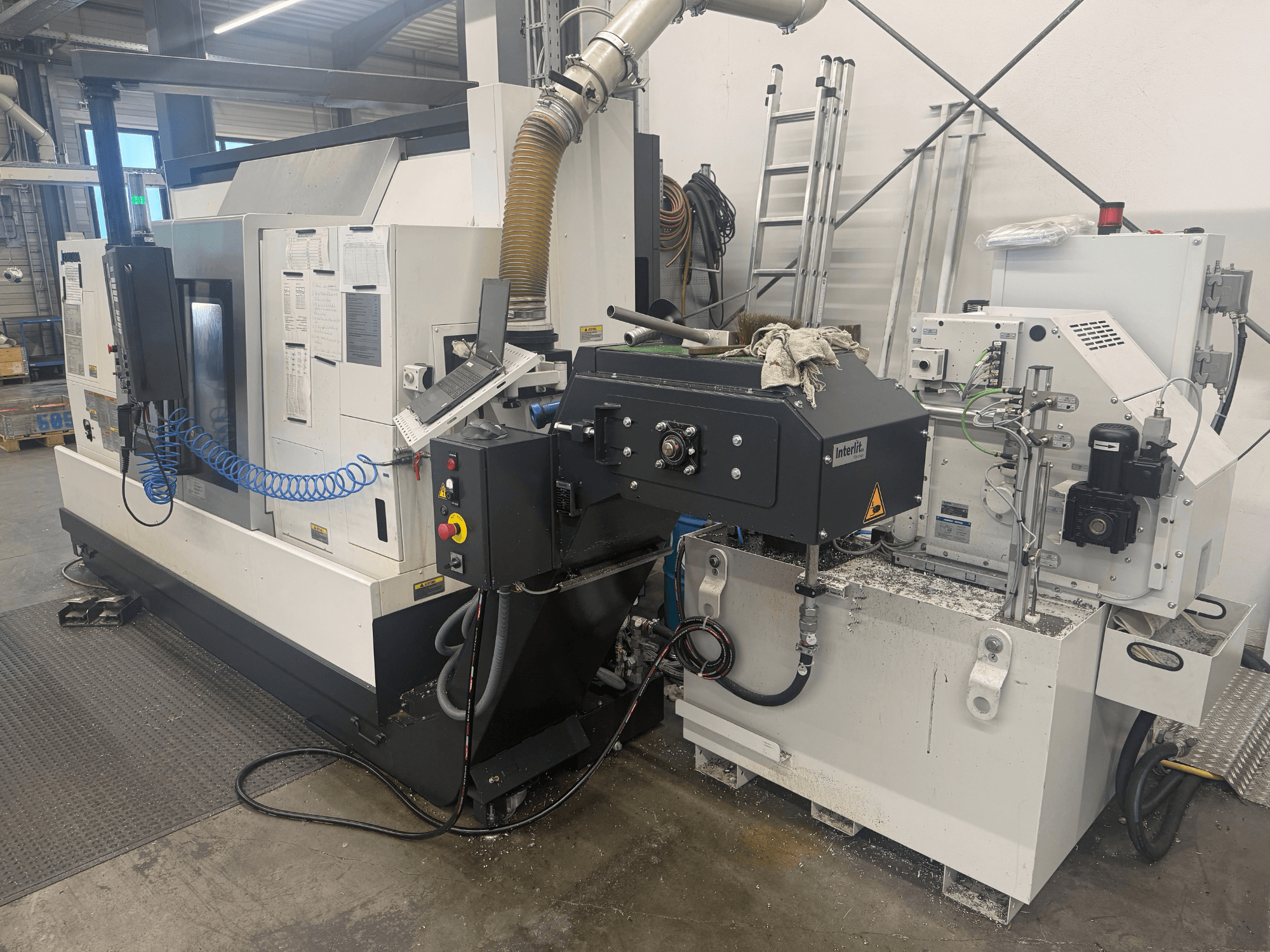Okuma LB3000II-MYC 950 horisontaalne treipink, esivaade, kus on näidatud juhtpaneel ja jahutusvedeliku süsteem.