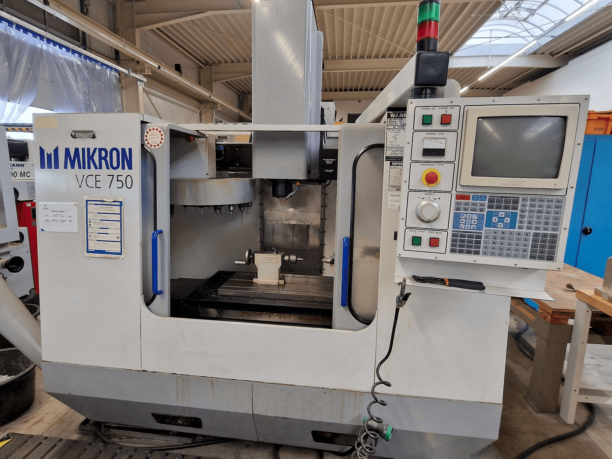 Masina MIKRON Vce 750 eestvaade