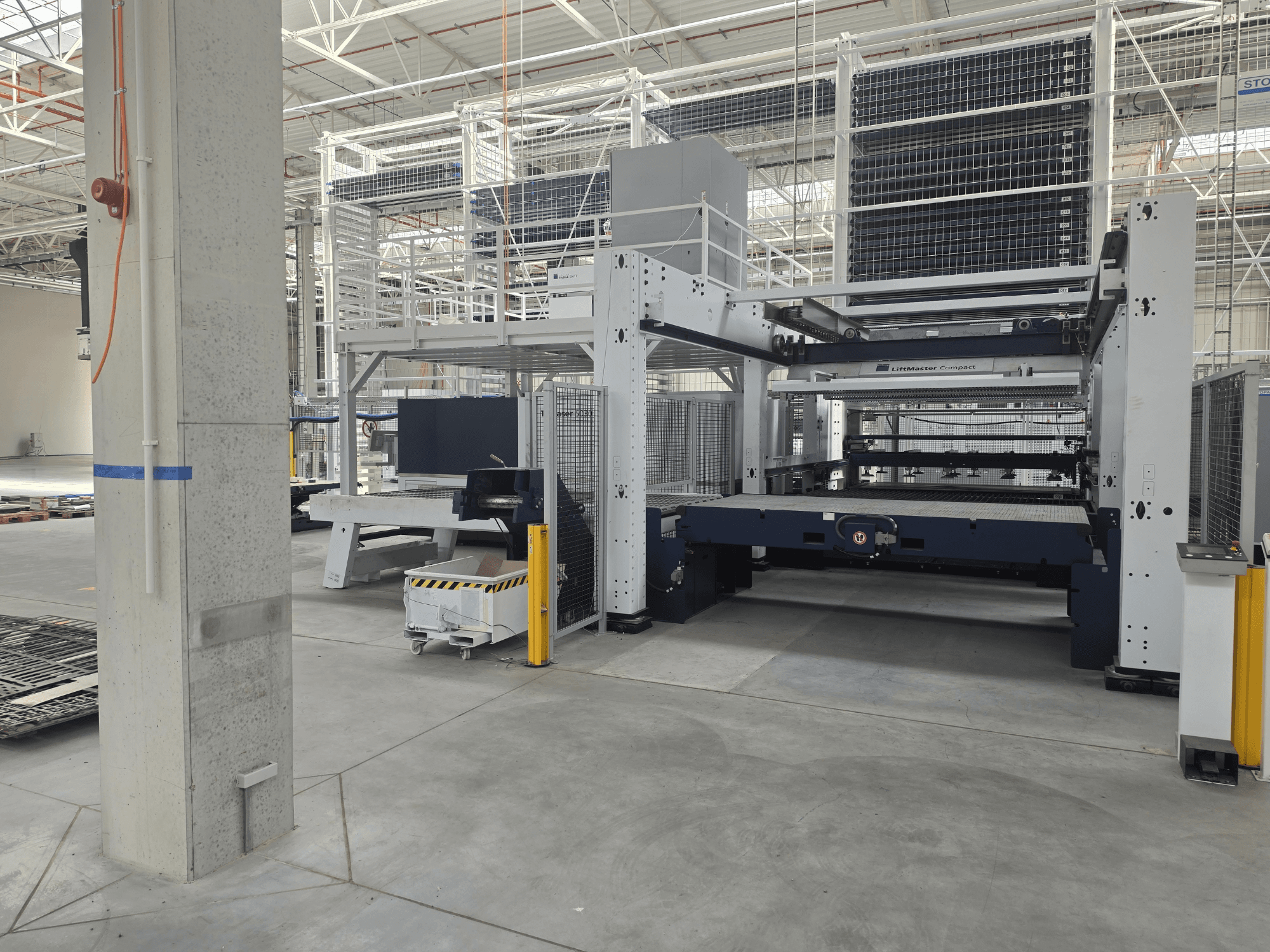 TRUMPF TruLaser 5030 fiber L76 FMC esivaade, millel on kujutatud kiudlaserlõikepink avaras tööstuslikus keskkonnas.