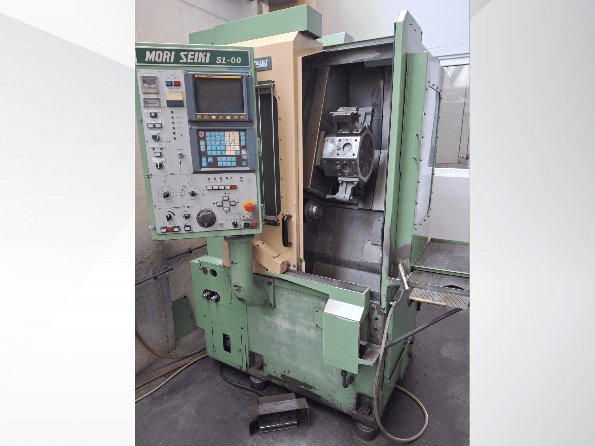 Horisontaalne treipink DMG Mori Seiki SL-00, millel on näidatud juhtpaneel ja avatud esivaade tööpiirkonnale koos nähtava toorikuga.