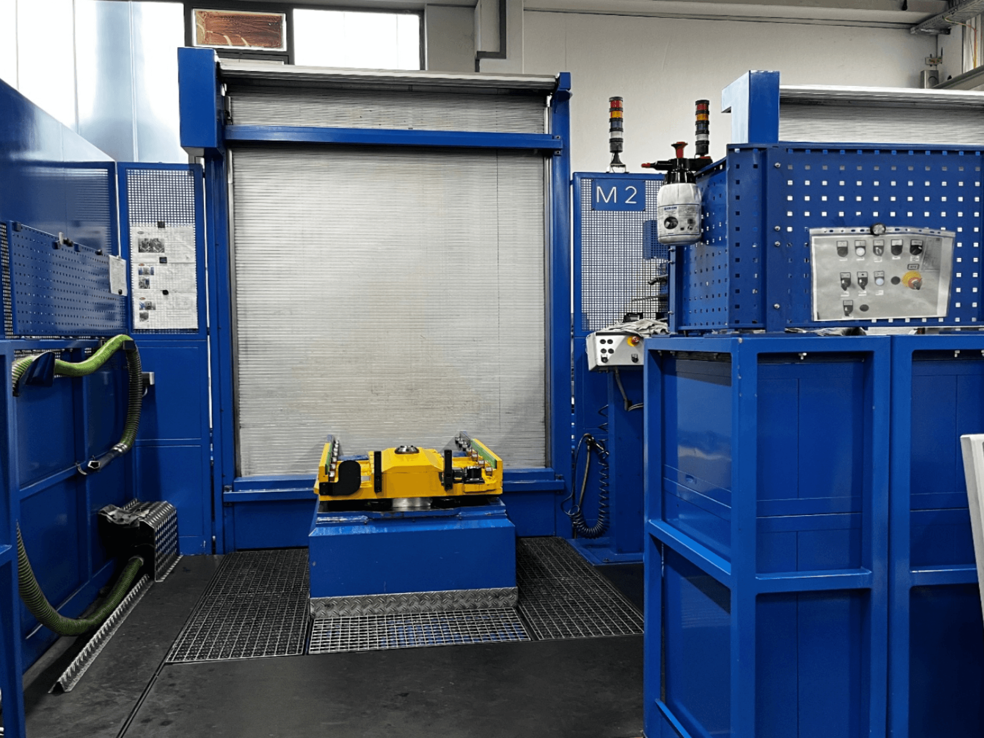 BW MCX750 M2 horisontaalne töötlemiskeskuse esiplaan, millel on sinised paneelid, kollane töölaud ja juhtimispult.
