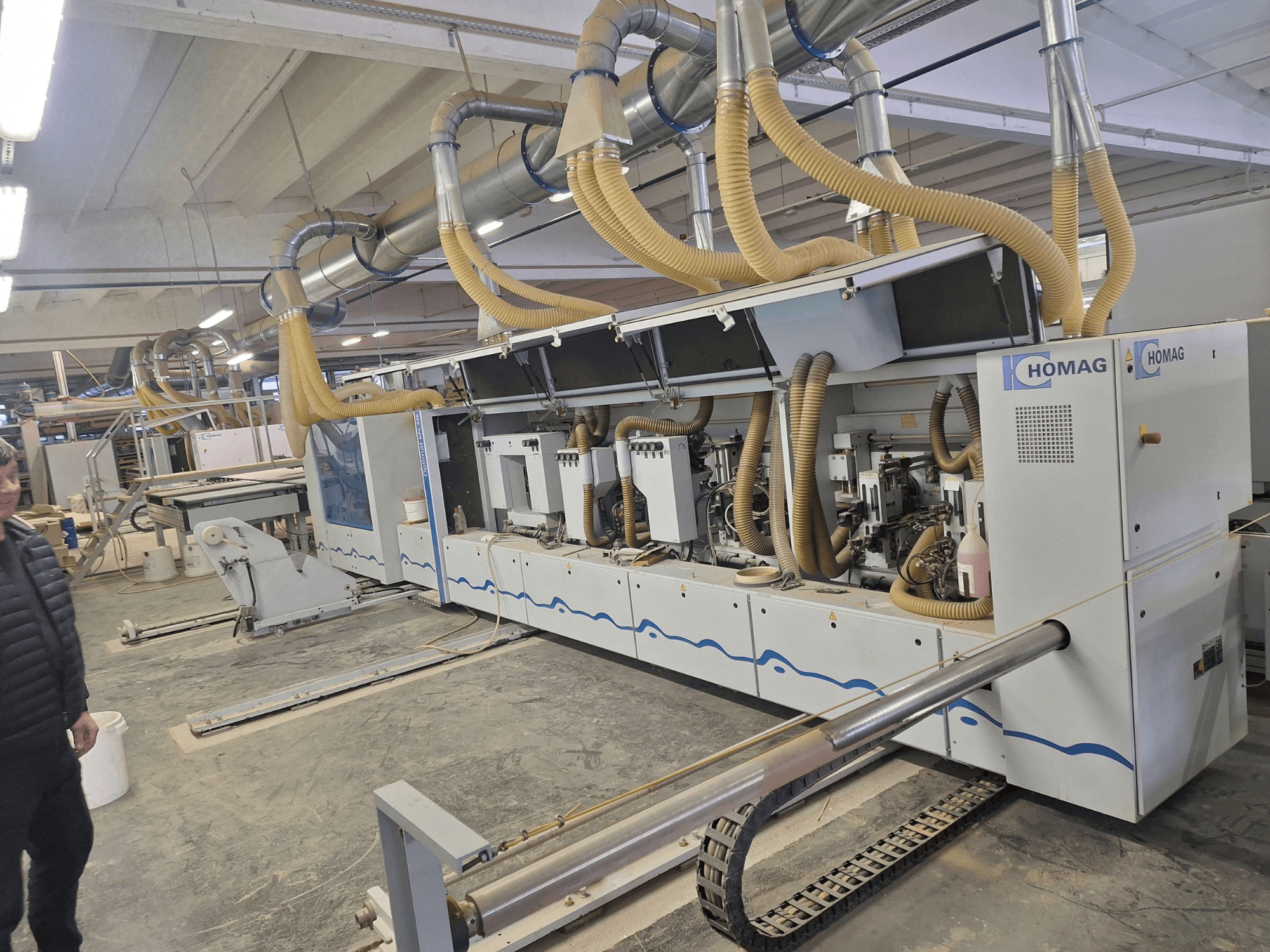 HOMAGi puidutöötlemismasin tehases, esivaade, millel on mitu spindlit ja tolmueemaldussüsteem.