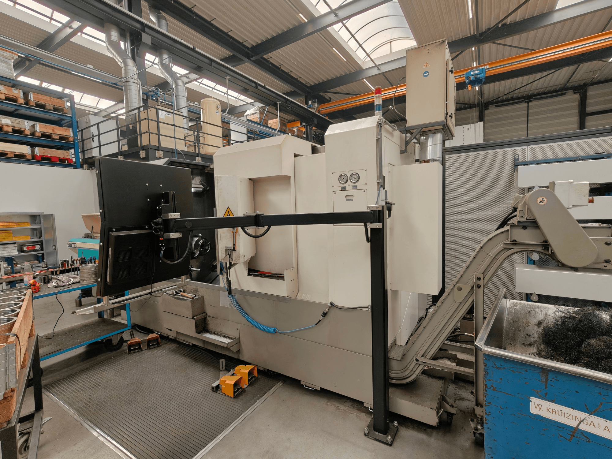 Victor Vturn A26 horisontaalne treipink, külgvaade, millel on juhtpaneel, laastukonveier ja tööstuslik tööruum.