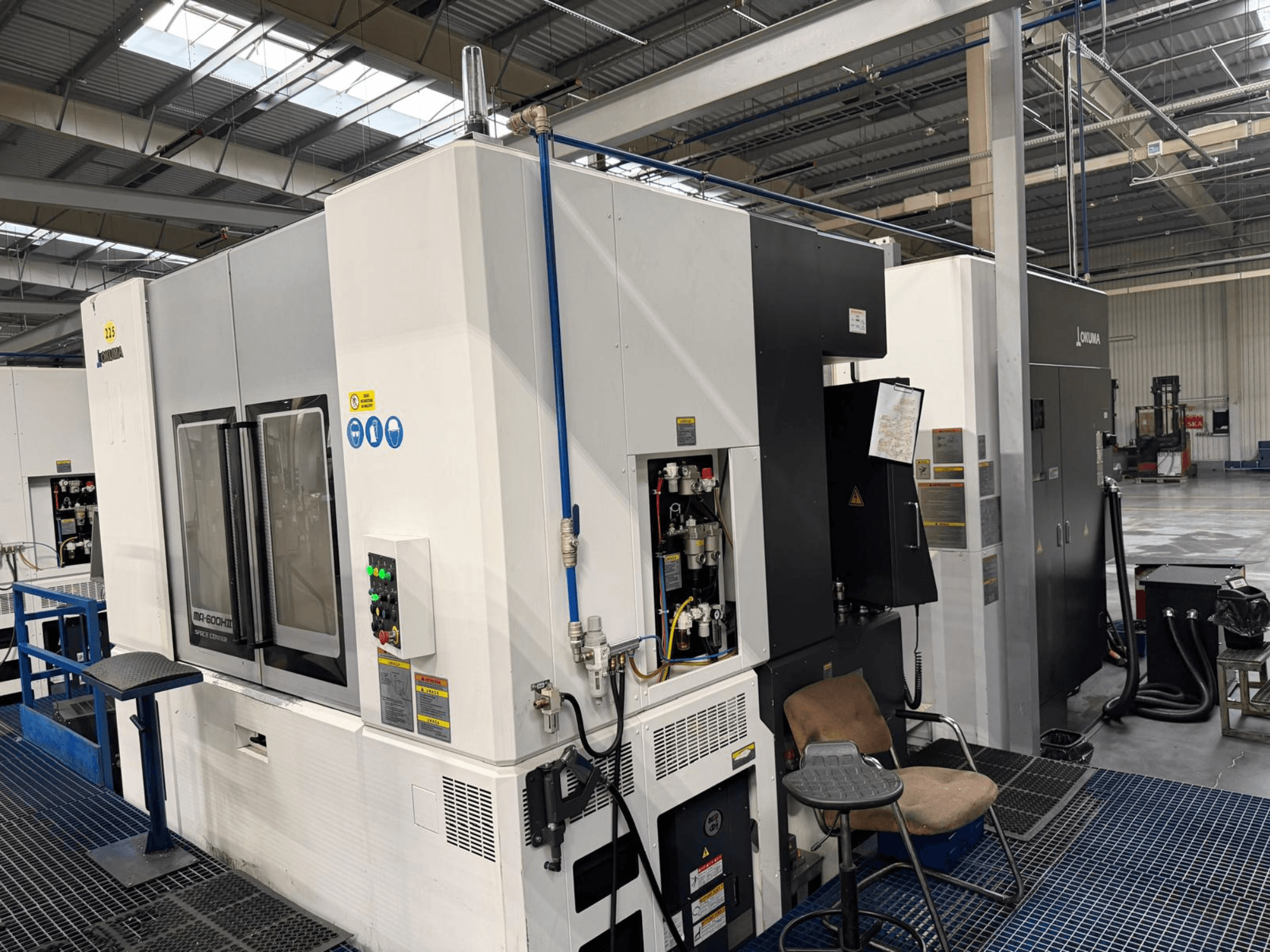 Okuma MA 600H II horisontaalne töötluskeskus, esiplaanil, juhtpaneel ja tegevusnäidikud.