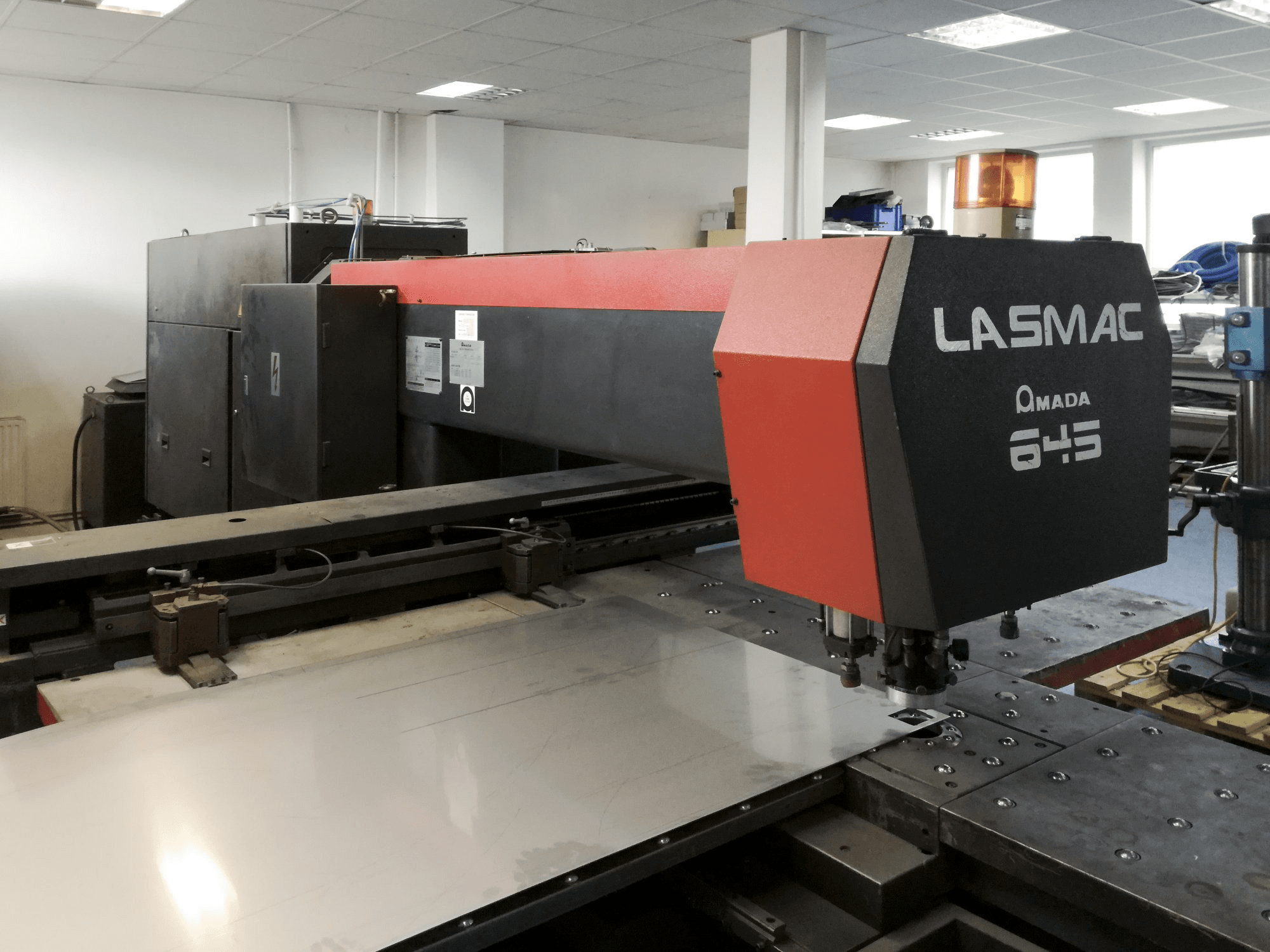 Masinavaade AMADA LCE 645 vasakult