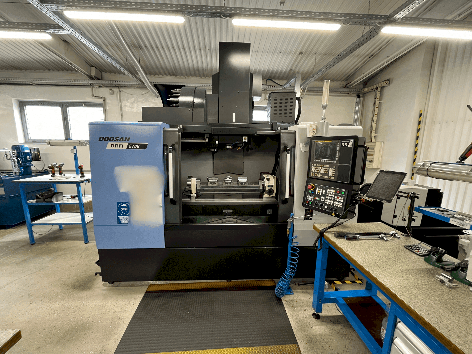 Masina DOOSAN DNM 5700 eestvaade