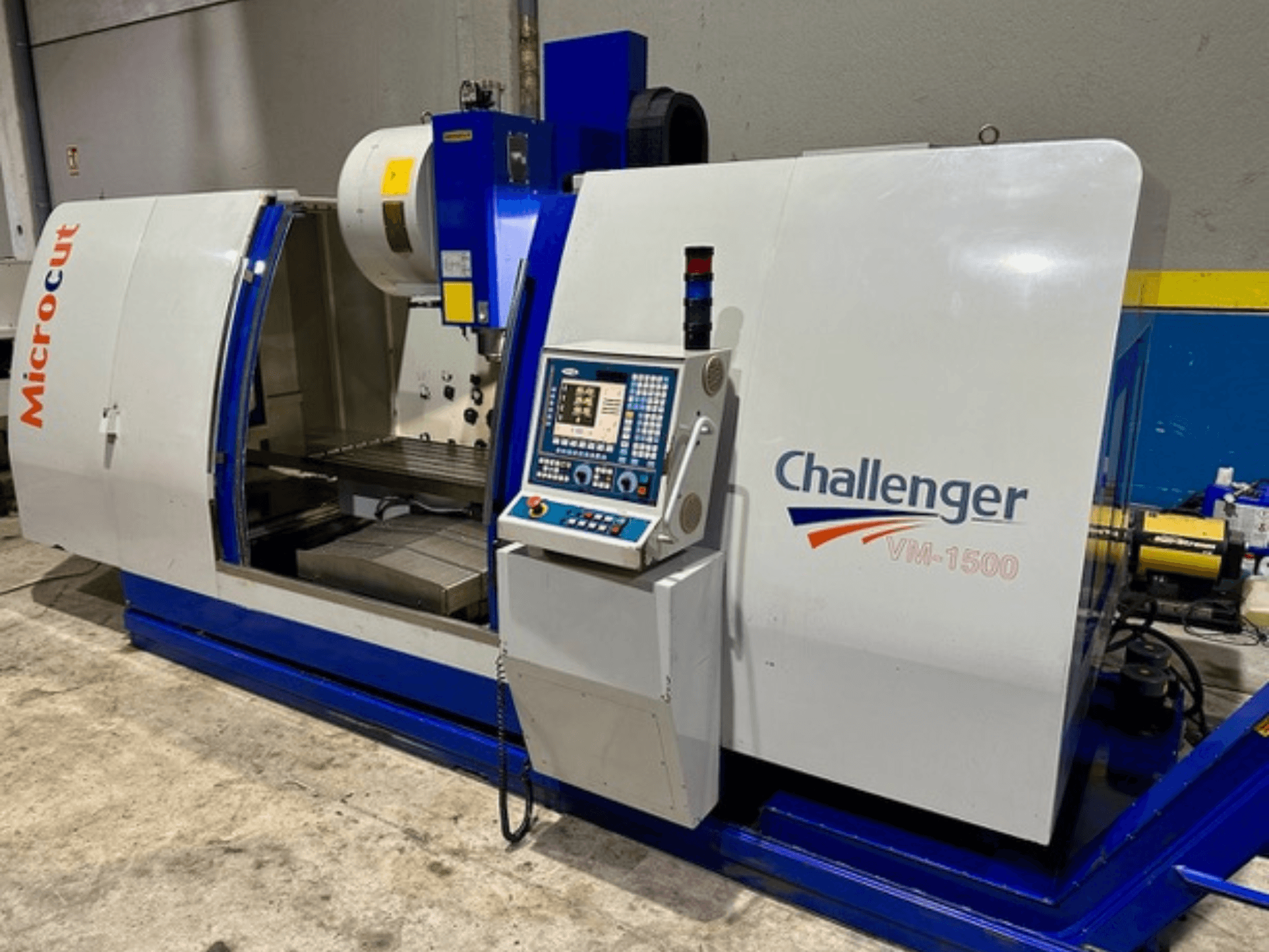 Microcut Challenger VM-1500 CNC-tööpink, esivaade, juhtpaneel, tööruum ja sinine alus.