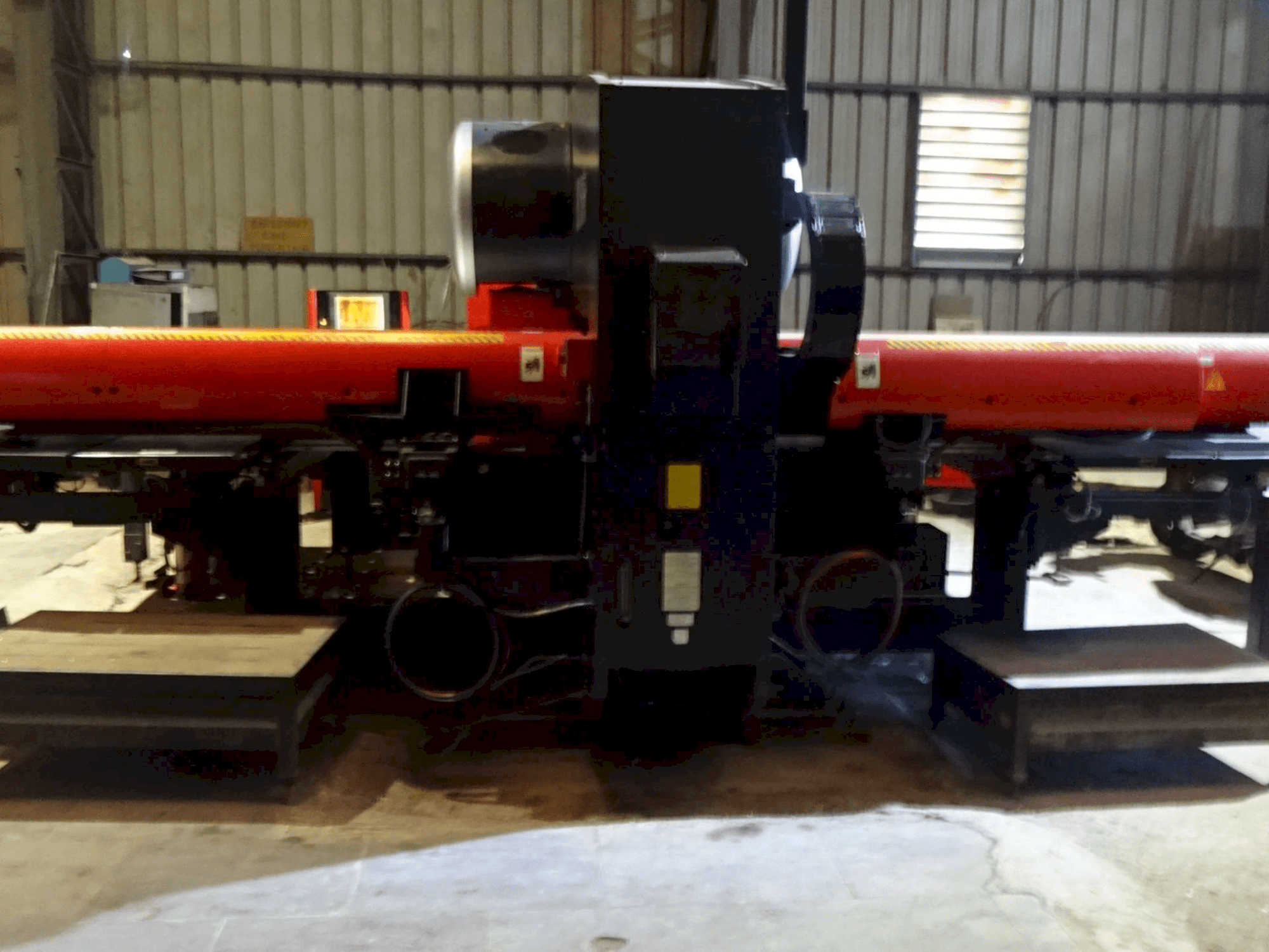 Masina AMADA EM 2510 NT eestvaade