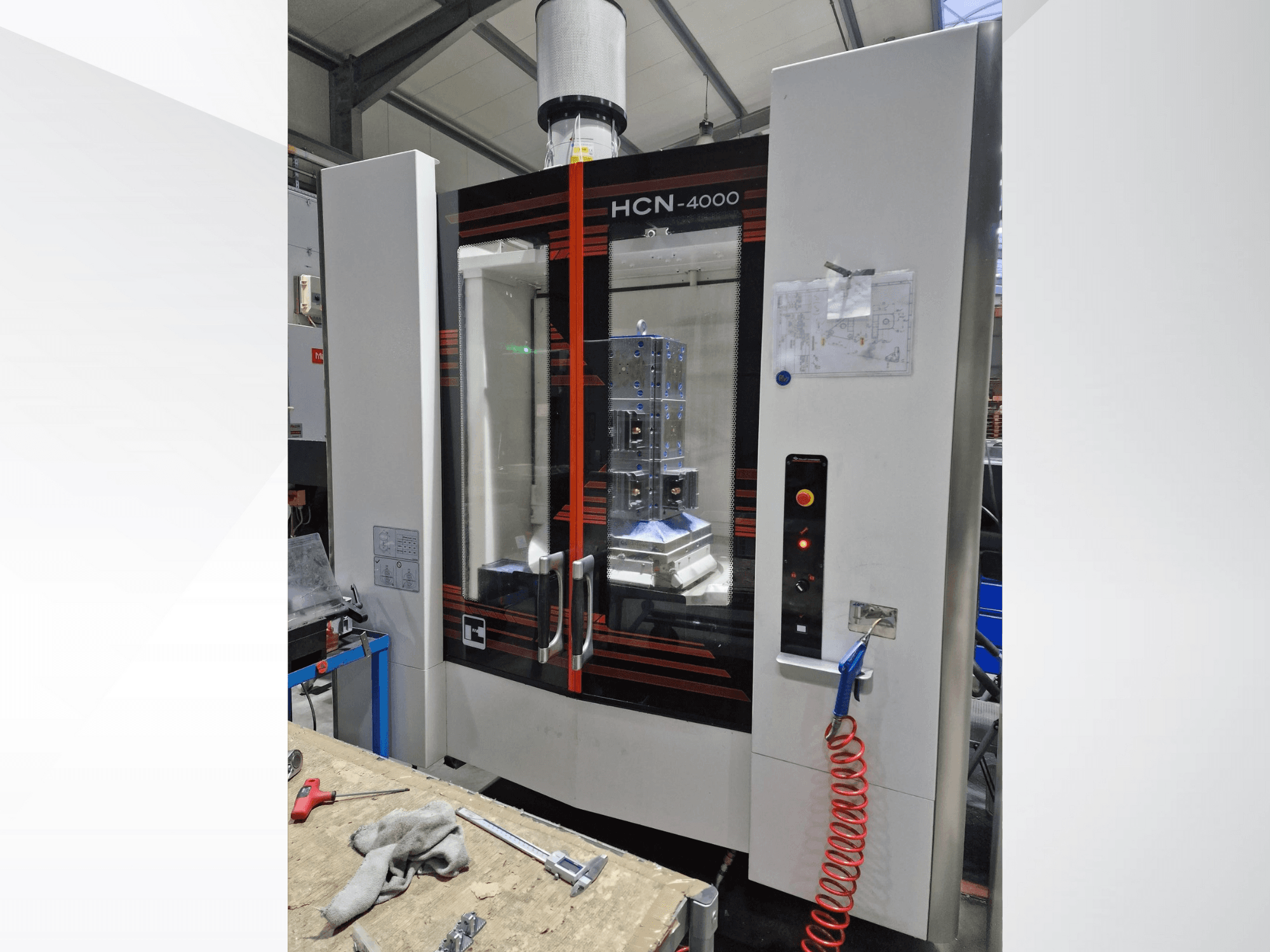 HCN-4000 CNC-tööpink eesvaates, millel on klaaspaneel, juhtpaneel koos nuppudega ja lisatud joonis.