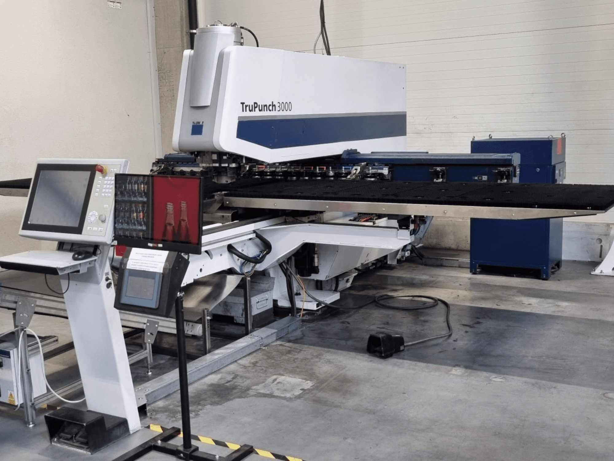 CNC-stantsimismasin TRUMPF TruPunch 3000 eestvaates, millel on juhtpaneel ja suur stantsimislaud.