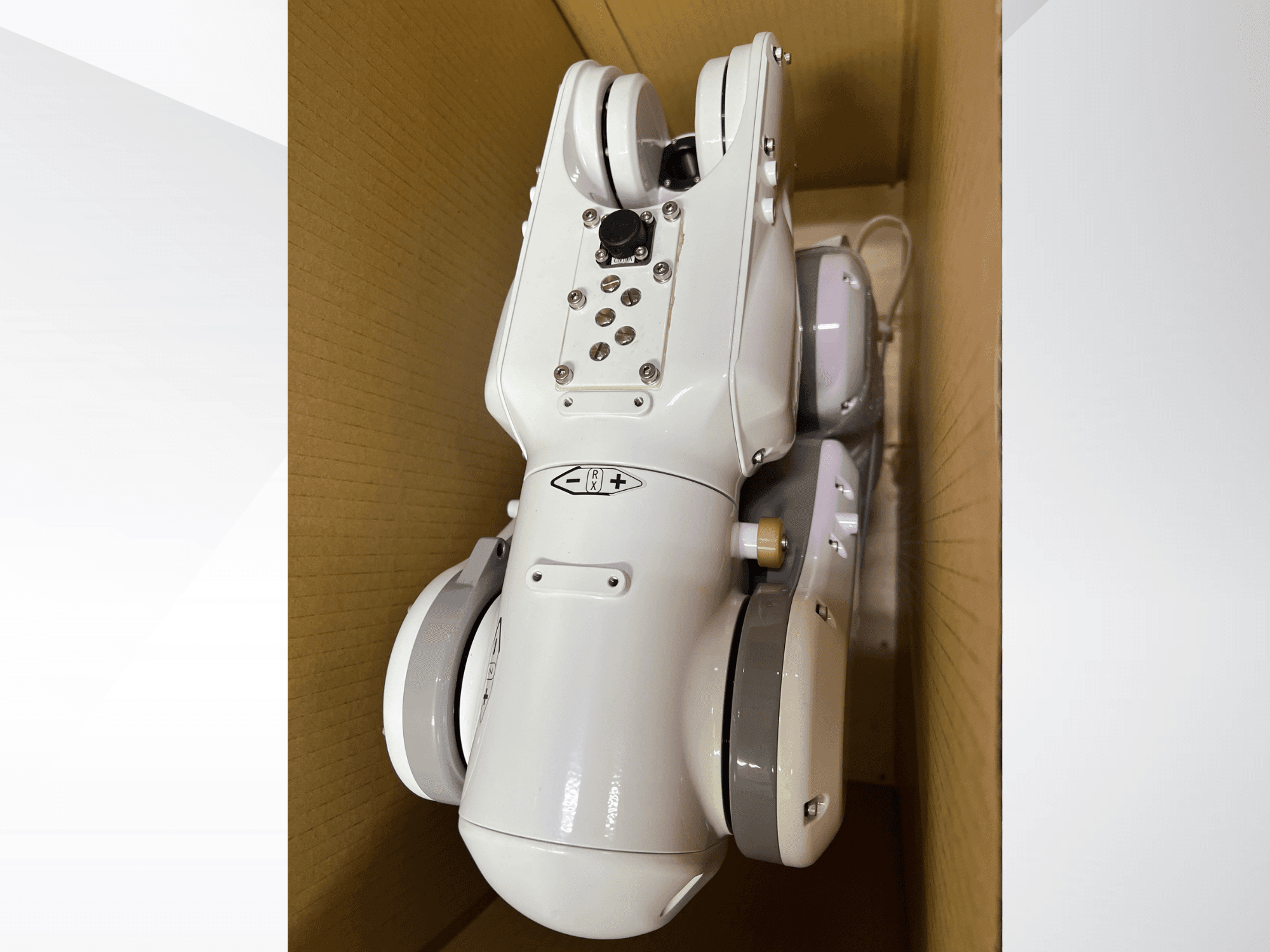 NACHI MZ04D robotkäsi ülalt vaadatuna, näidates selle elegantset valget disaini ning juhtpaneeli koos nuppude ja näidikutega.