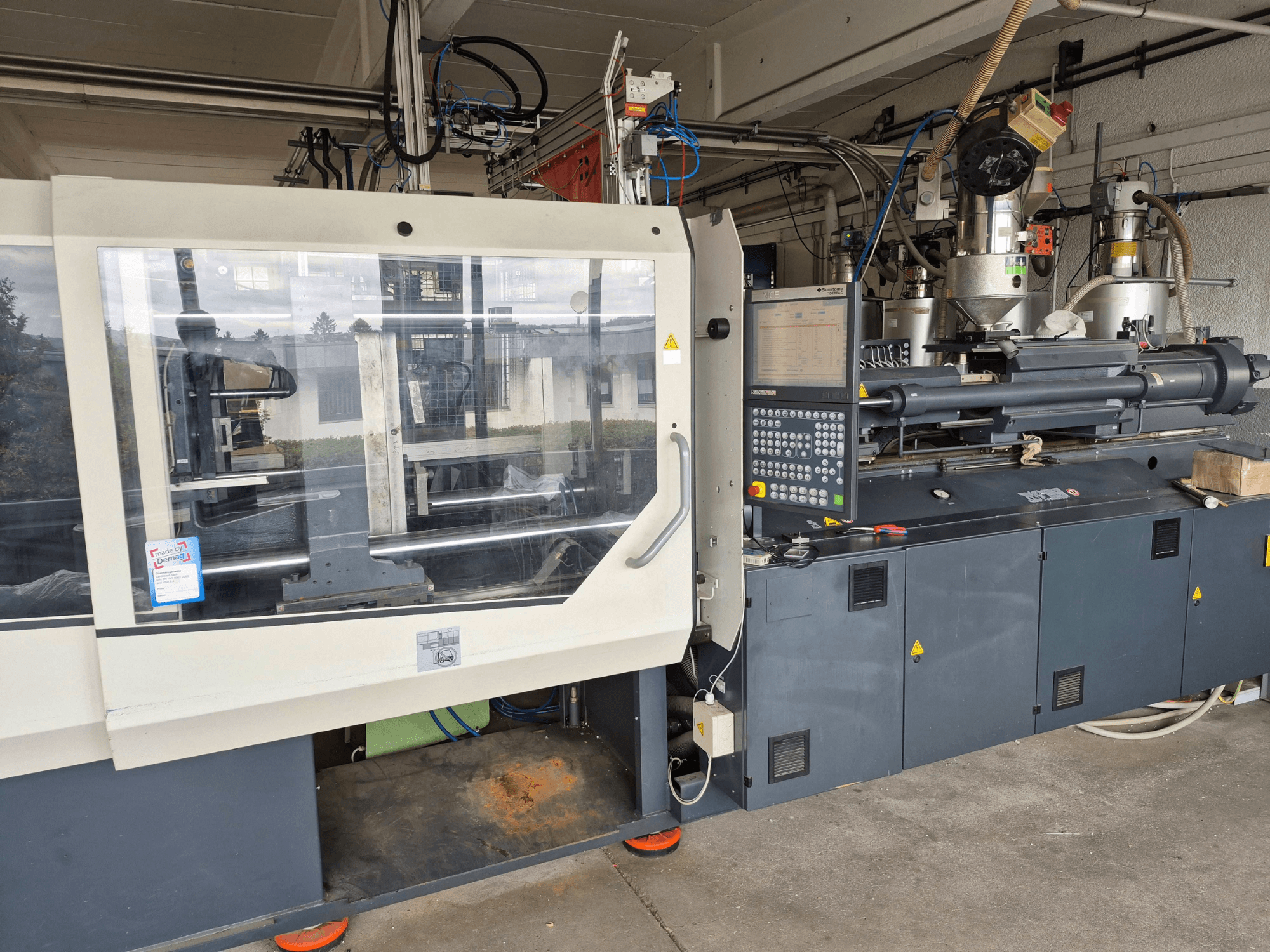 Hüdrauliline survevalumasin, SUMITOMO SHI DEMAG Systec 210/580-1450, vaade eest, kus on näha juhtpaneel ja nähtavad komponendid.