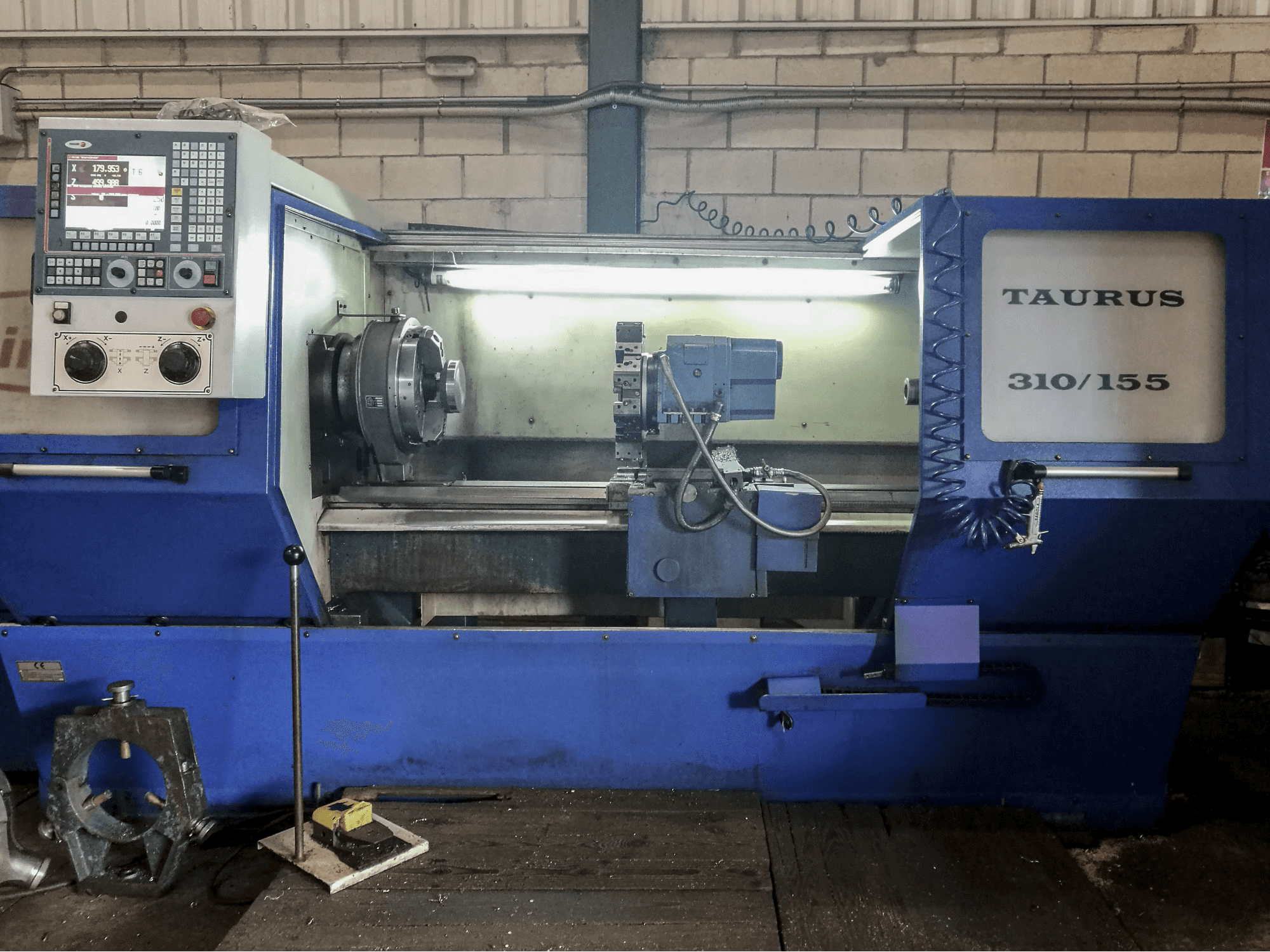 Masina Pinacho Taurus 310/155 eestvaade