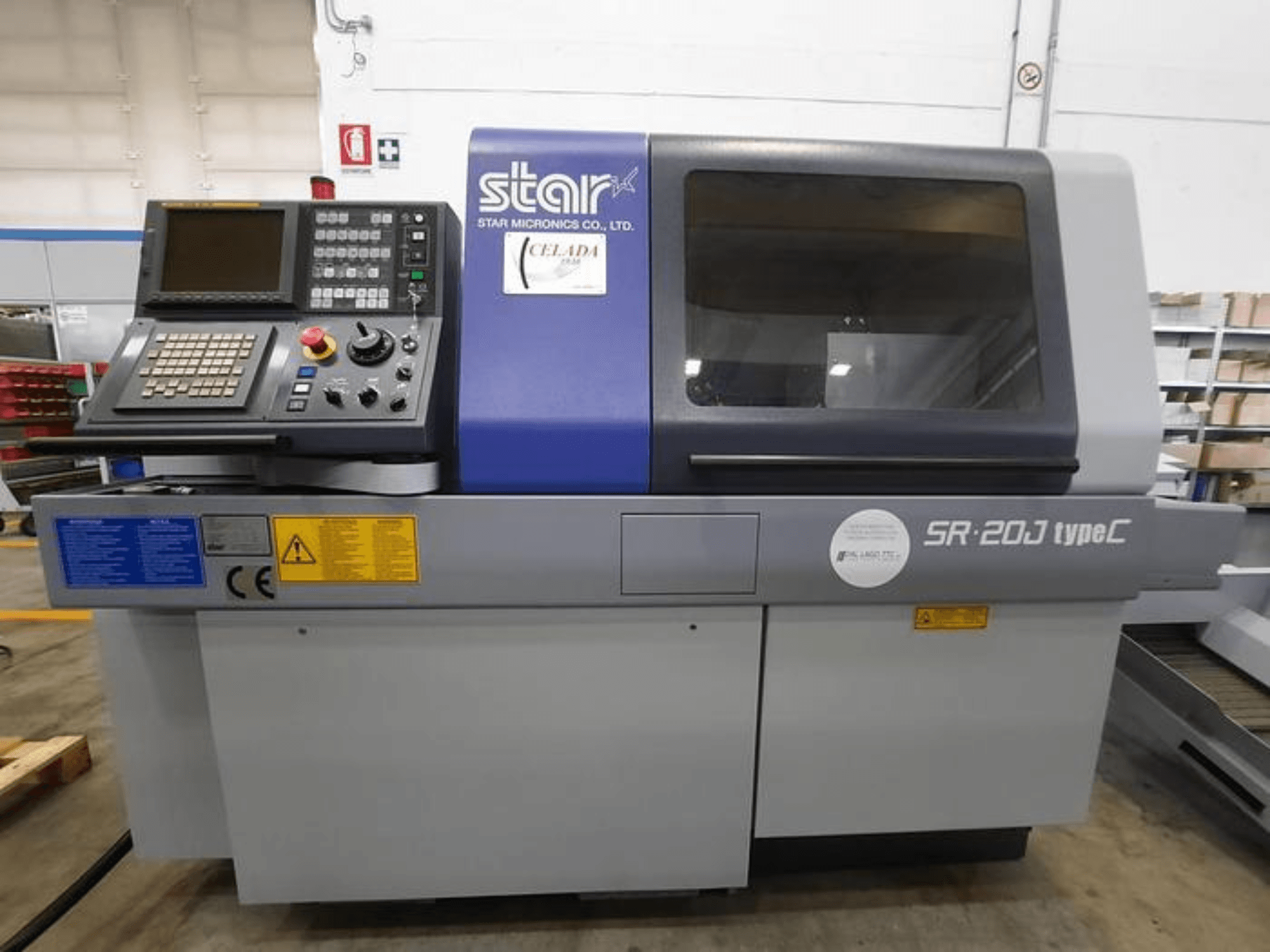 Star Micronics SR-20J C-tüüpi CNC-tööpink, esiplaanil, juhtpaneel ja ekraan, kus on näidatud juhtimisnupud.