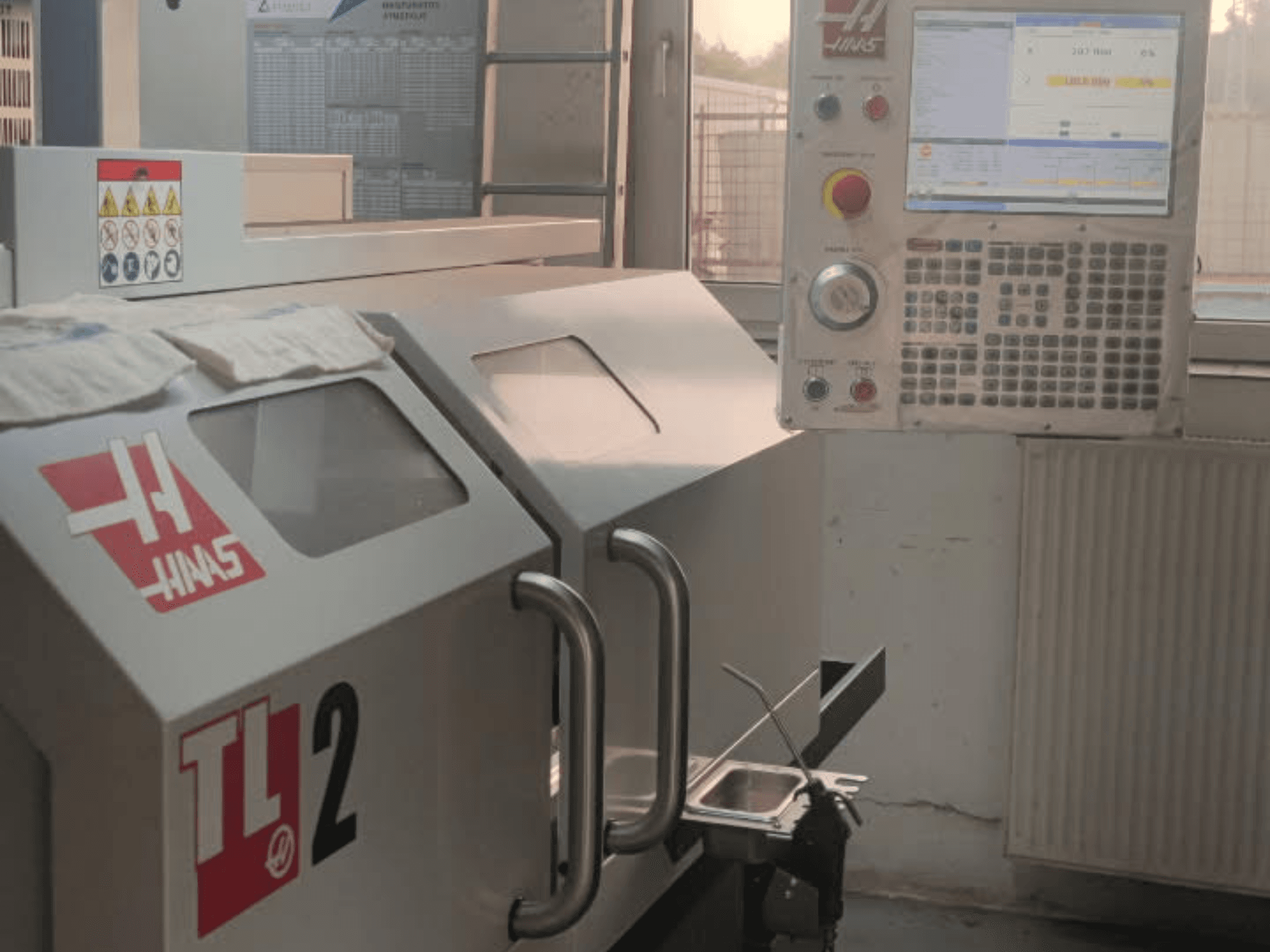 Haas TL-2 horisontaalne treipingi esivaade, millel on juhtpaneel, metallist korpus ja ohutusmärgid.