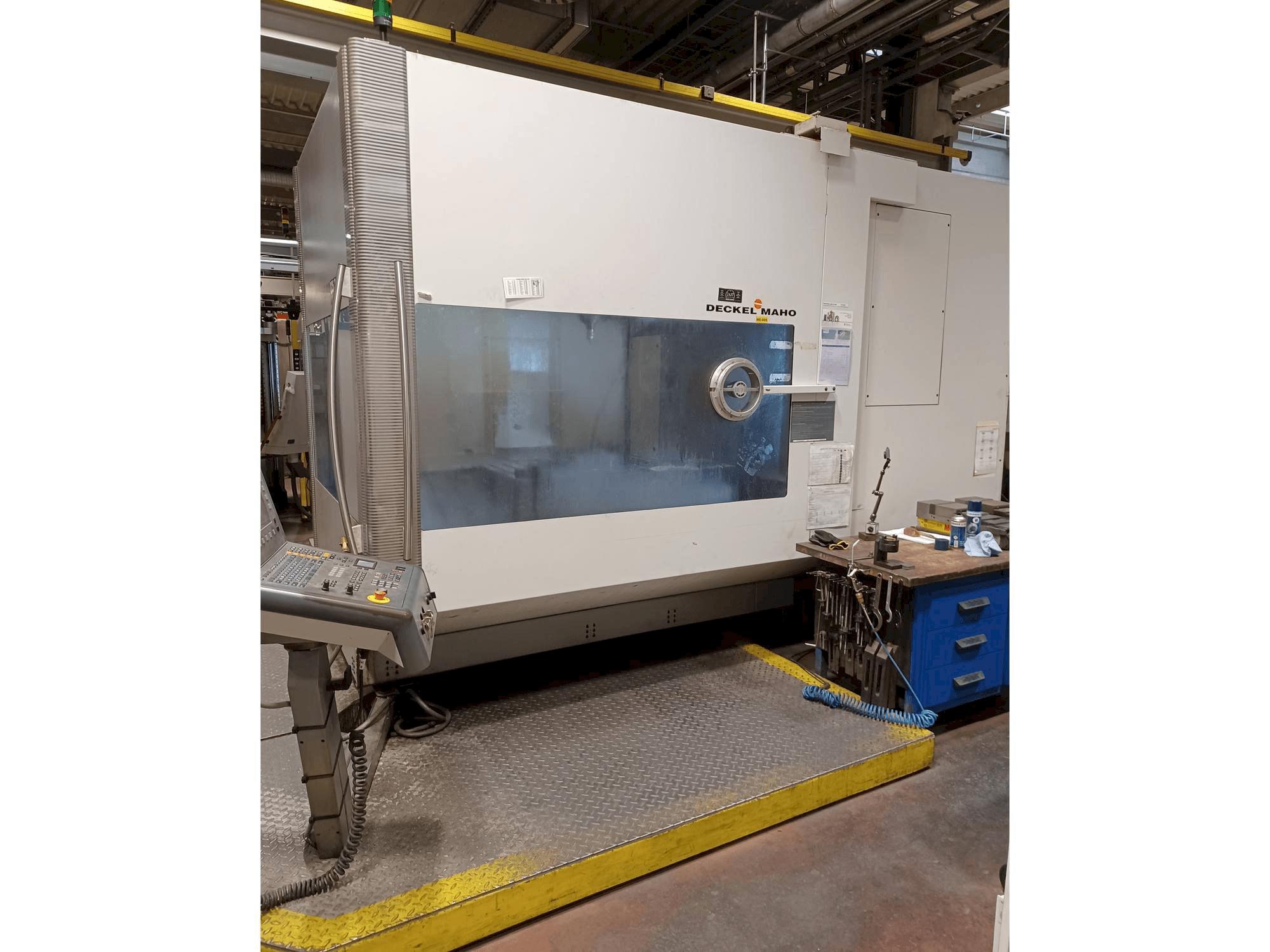 Masina DECKEL MAHO DMU 125 T hi-dyn eestvaade