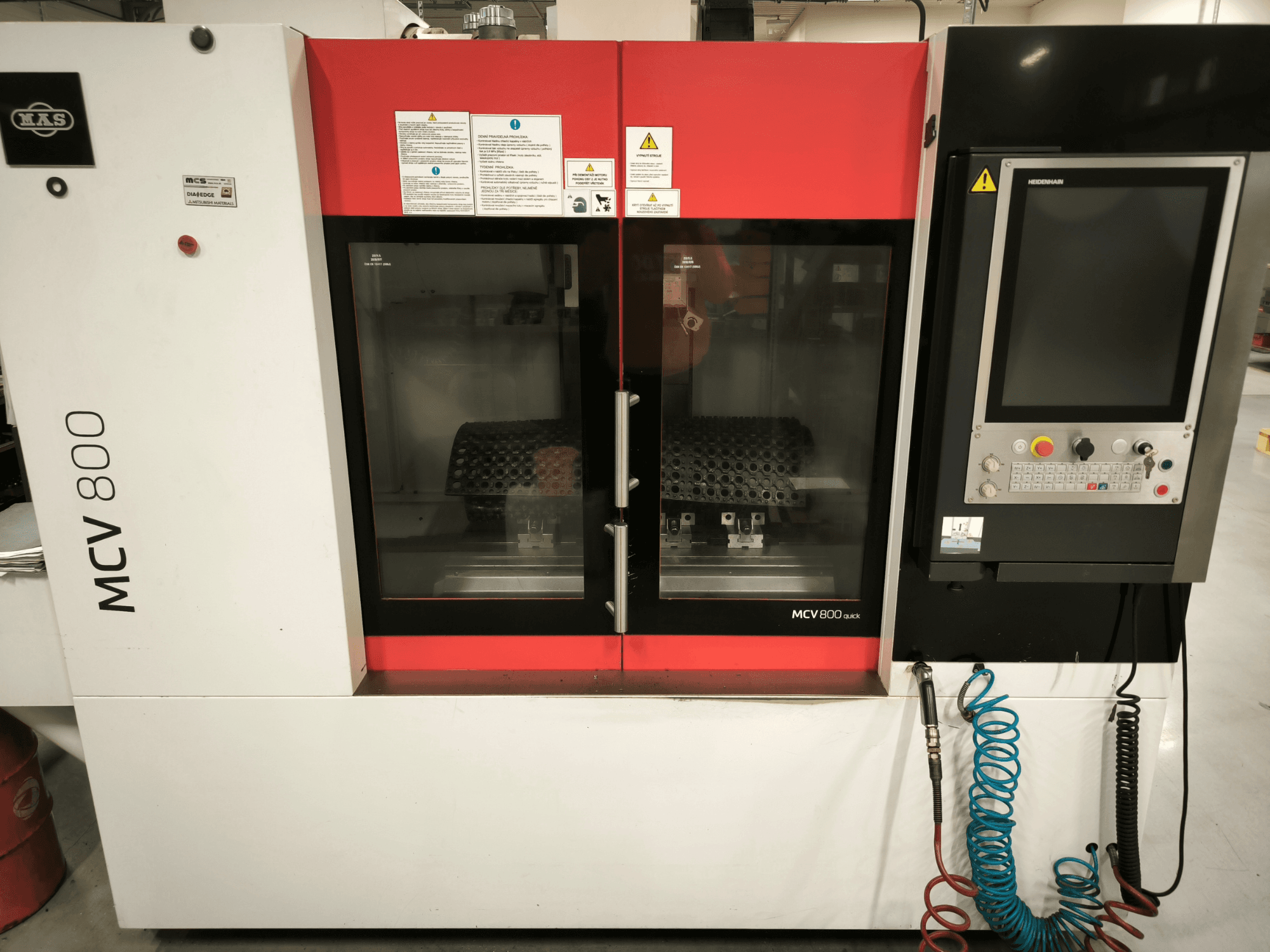 Vertikaalne töötluskeskus KOVOSVIT MAS MCV 800 QUICK, esiplaan, juhtpaneel ja kaks klaasist ust, mis näitavad tööruumi.