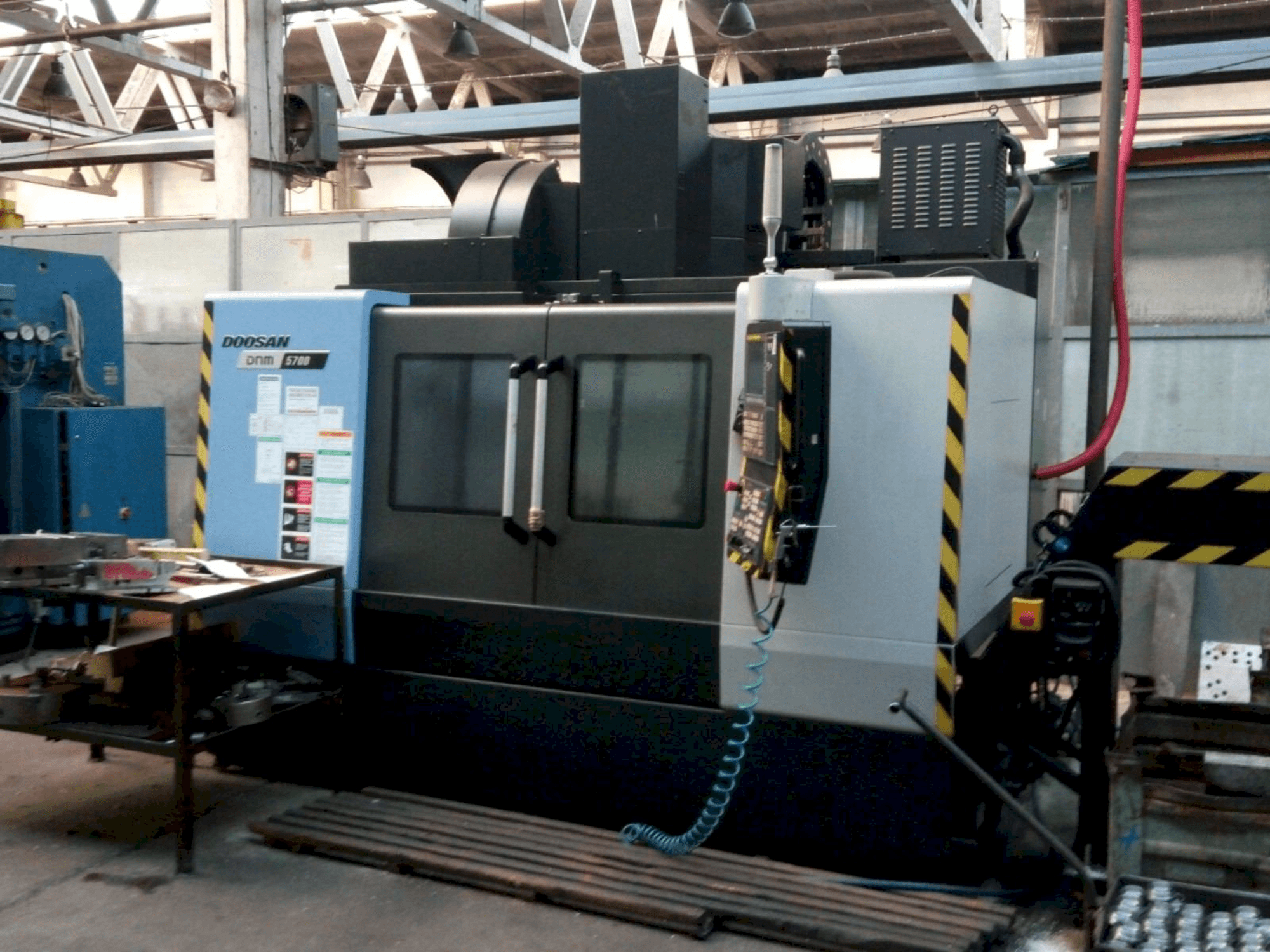 Masina Doosan DNM 5700 eestvaade