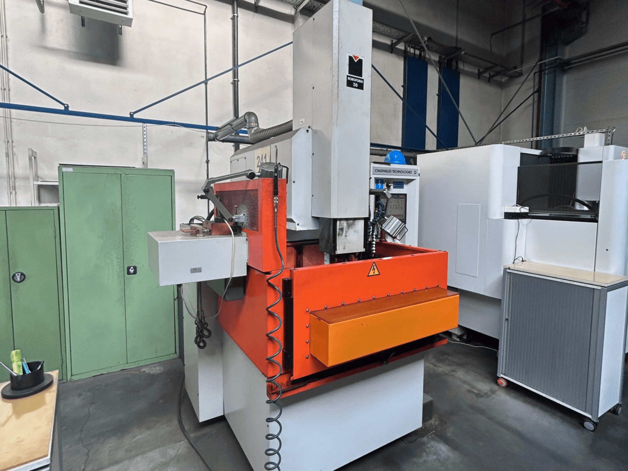 CHARMILLES ROBOFORM 50 stantsimis- sinkpinkimismasina esiosa koos oranži paneeli, juhtimisliidese ja ümbritsevate seadmetega.