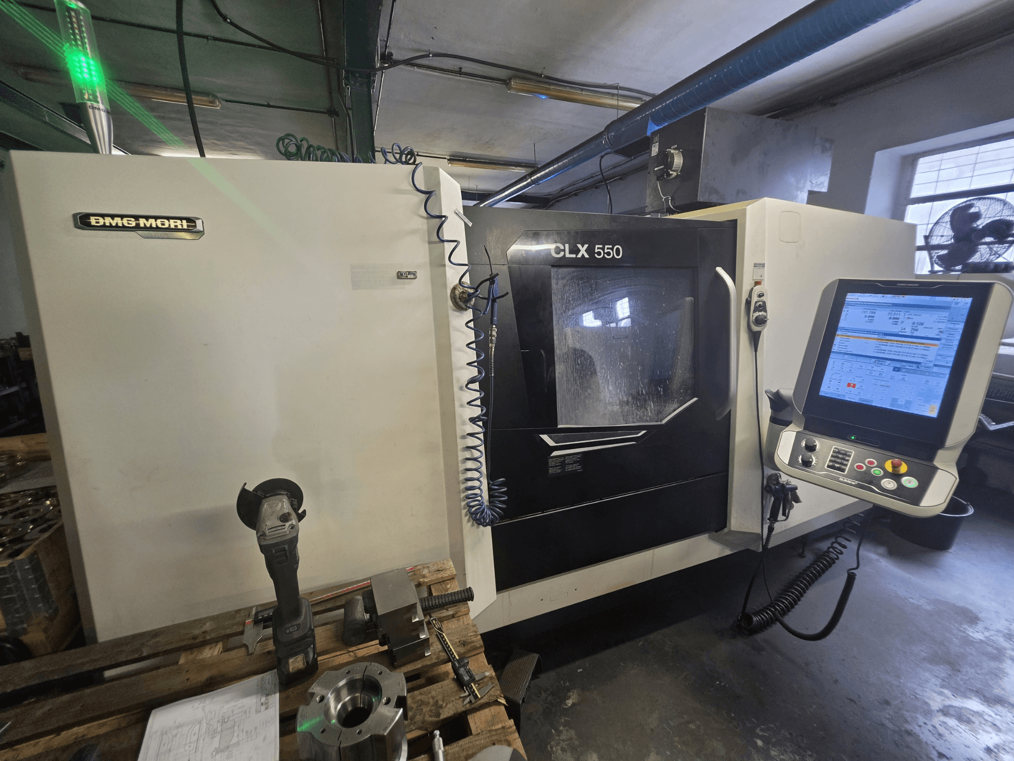 DMG MORI CLX 550 V3 horisontaalne treipink, esivaade, millel on näha juhtpaneel, lõikeriistad ja masina korpus.