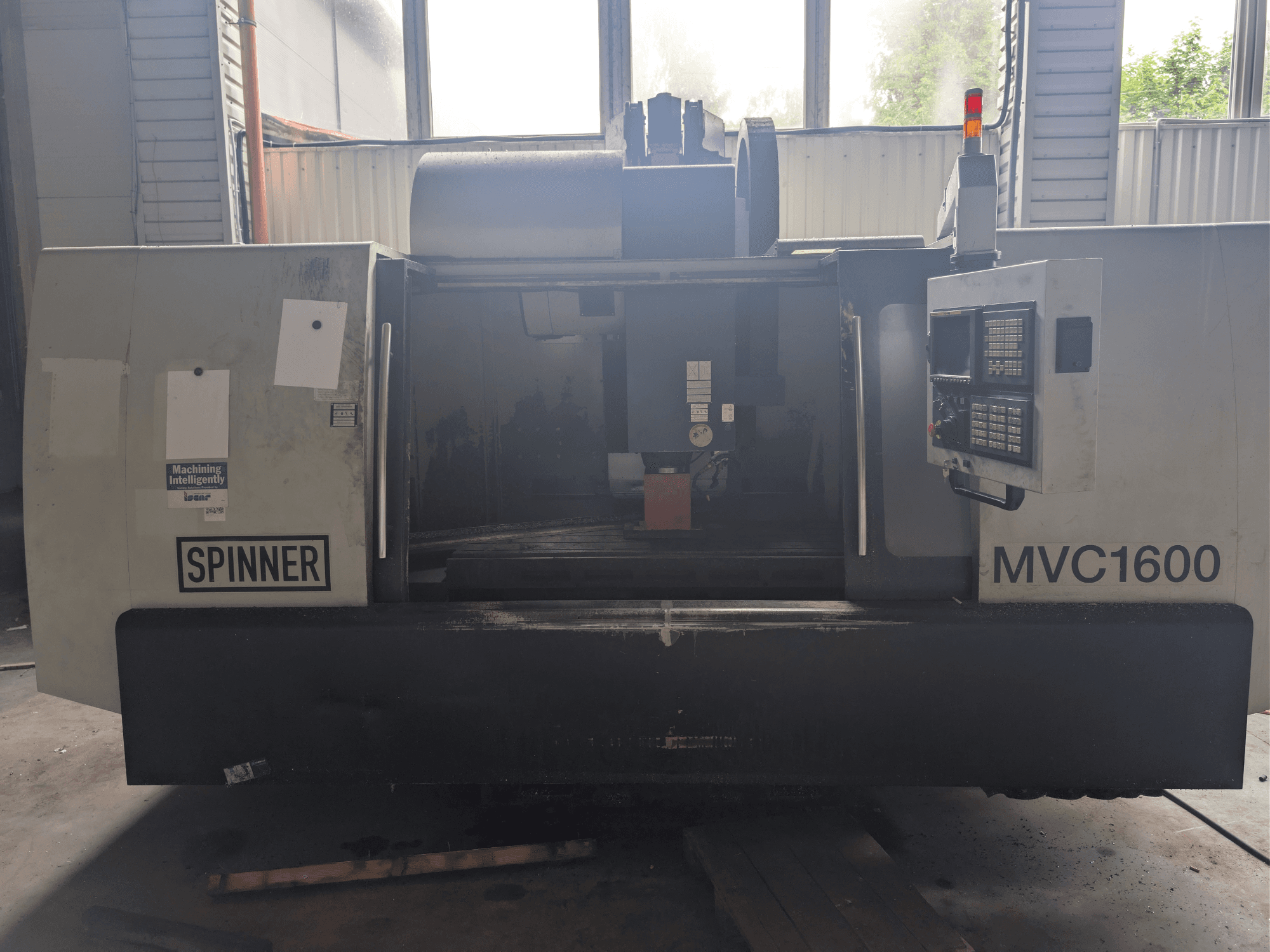 SPINNER MVC-1600 vertikaalne töötlemiskeskus, vaade eest, millel on näha juhtpaneel ja töötlemisala. Sobib täppistöötlemiseks.