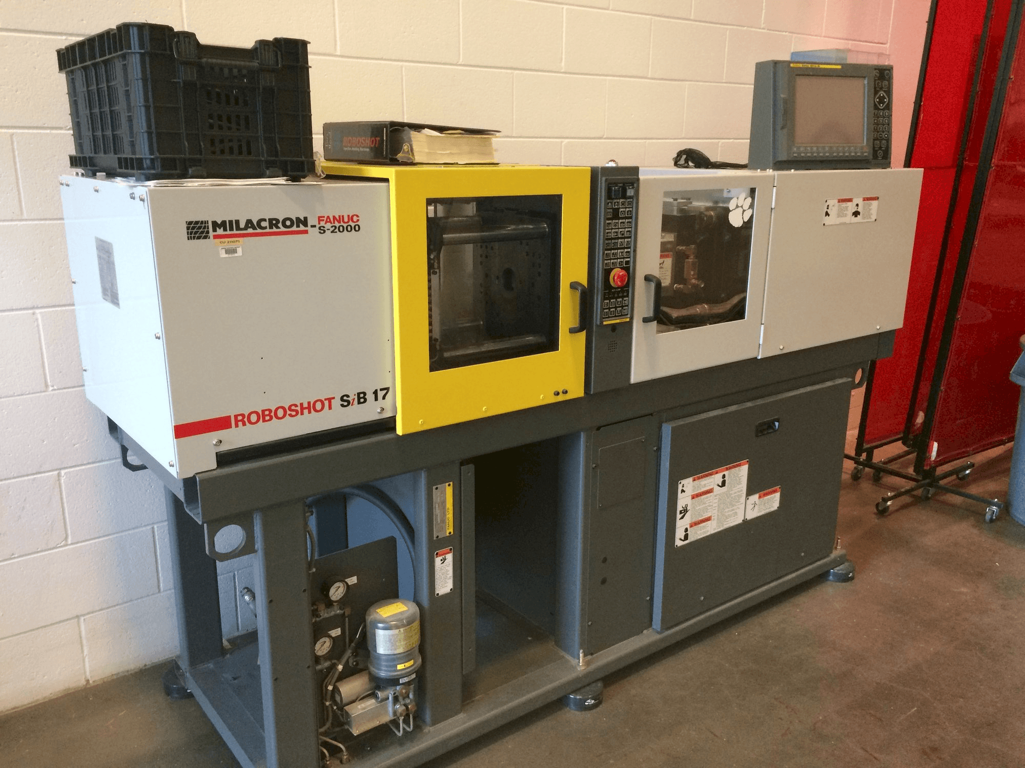 Masina Milacron Roboshot S-2000i15A eestvaade