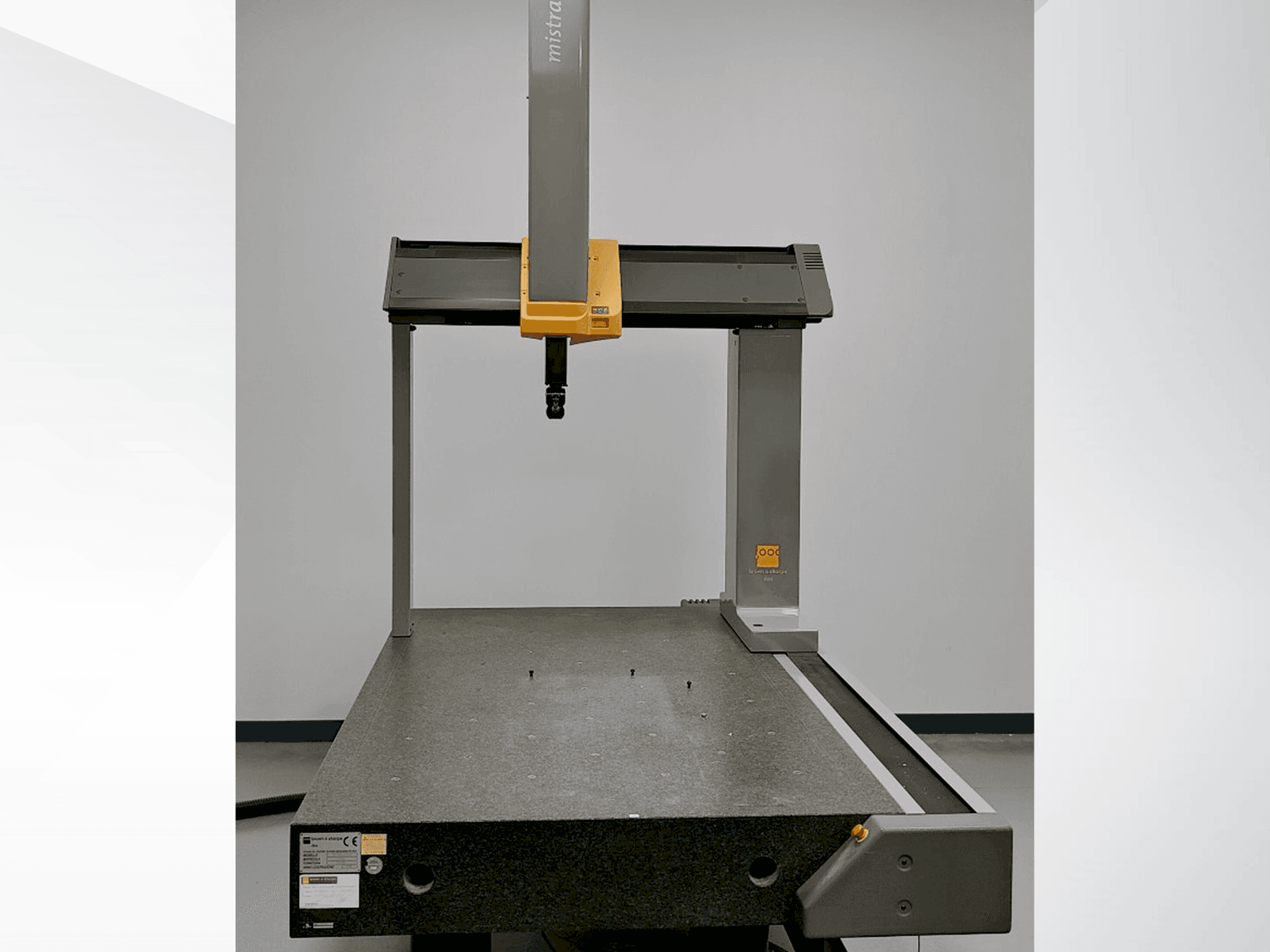 Masina BROWN & SHARPE Mistral eestvaade