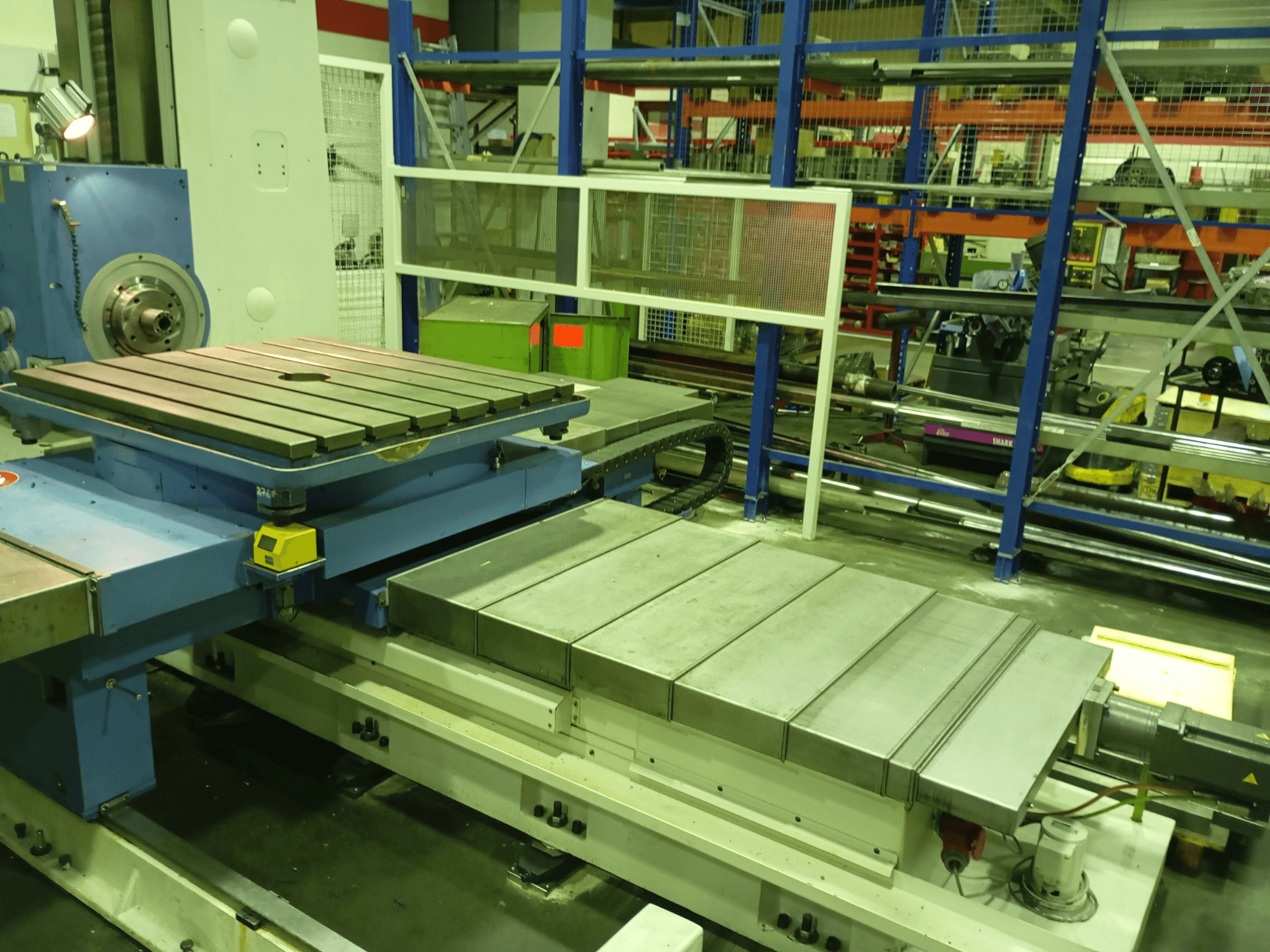 Union Karl Marx Stadt BFT90/5 MSC puurmasin, esiplaanil; suure lameda laua, mootoriga aluse ja metallkonstruktsiooniga.