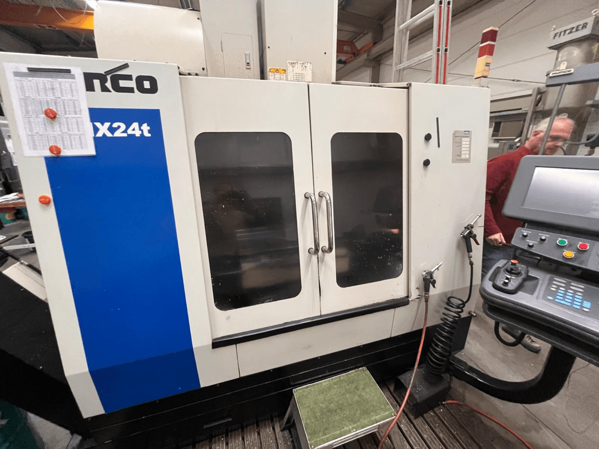 Hurco vertikaalne töötlemiskeskus, mudel VX24t, näidatud eestpoolt koos juhtpaneeli ja läbipaistvate ustega.