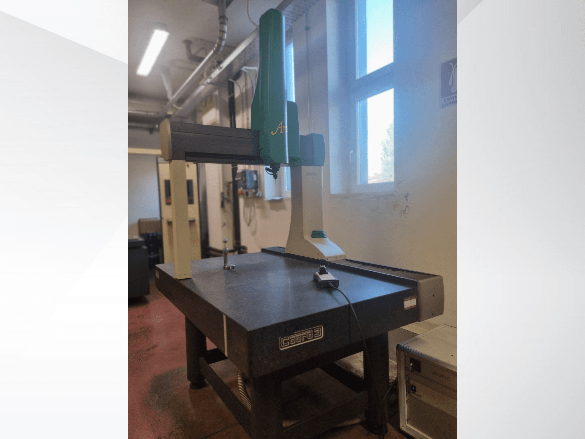 GOM Atos 3D-skanner esiplaanil graniidist mõõtmislaual, koos nähtava kaabli ja juhtimisseadmega.